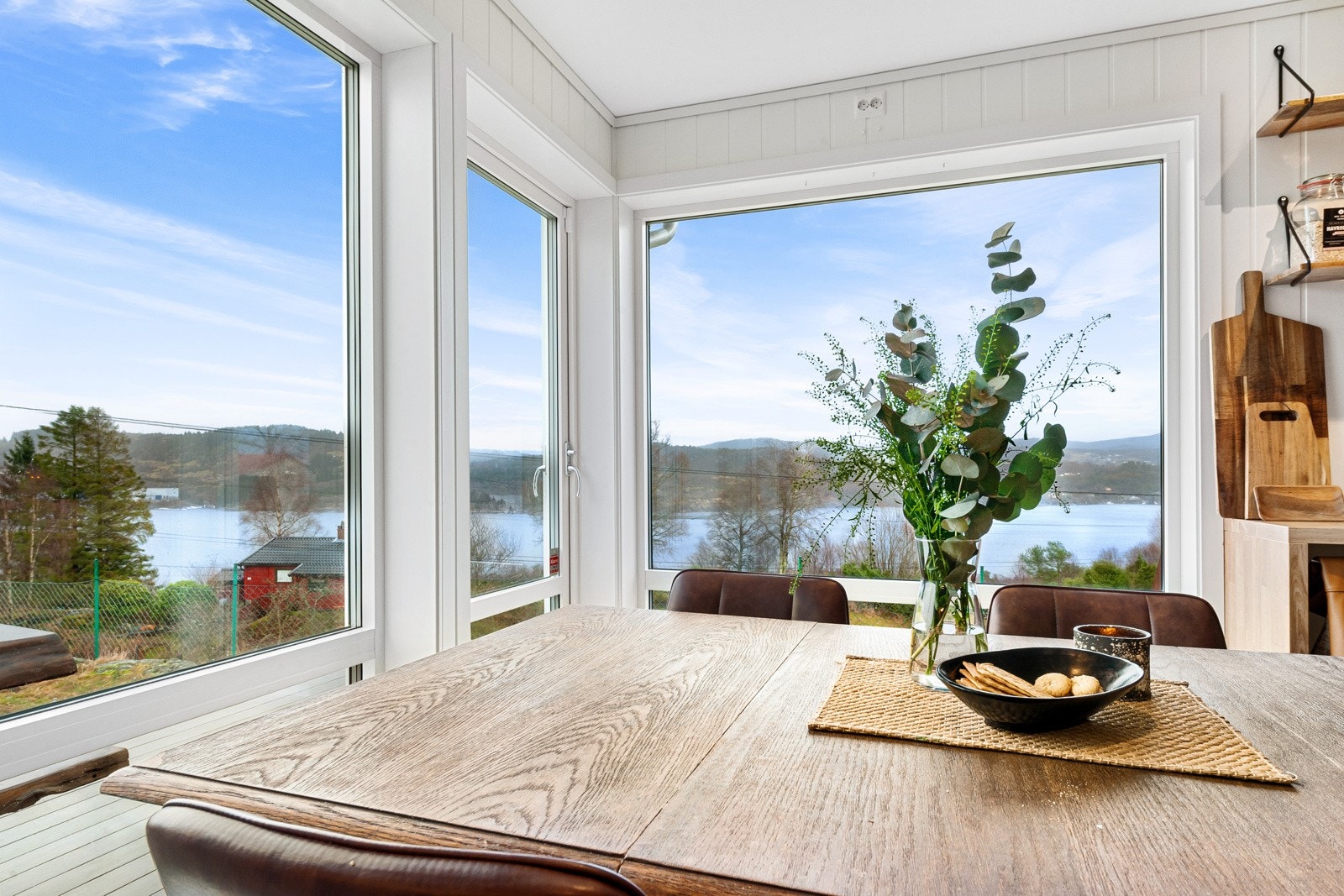 Kjøkkenet har en åpen og sosial løsning med fantastisk utsikt. Galleribilde