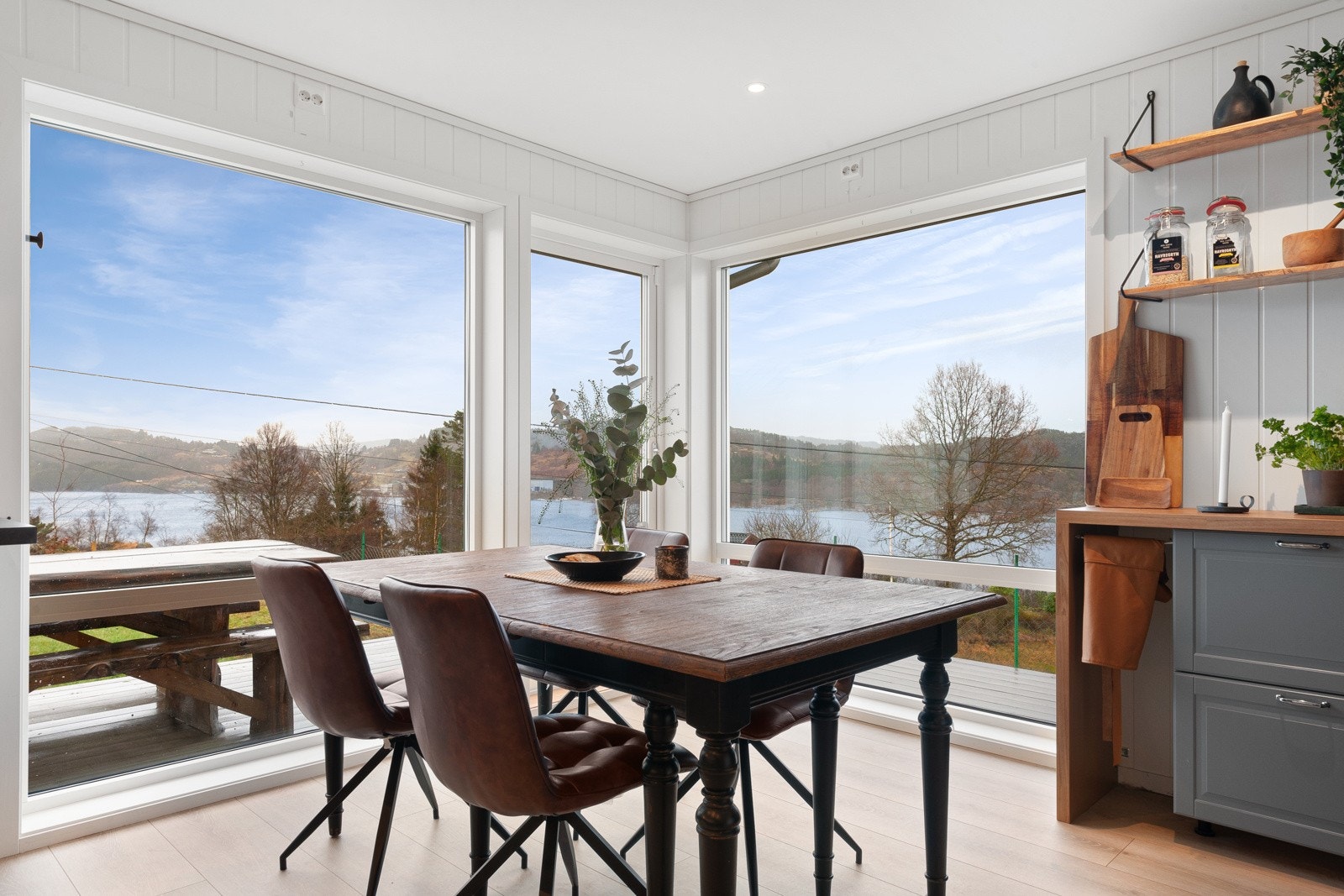 Det er god plass til spisebord like ved kjøkkenet. Galleribilde