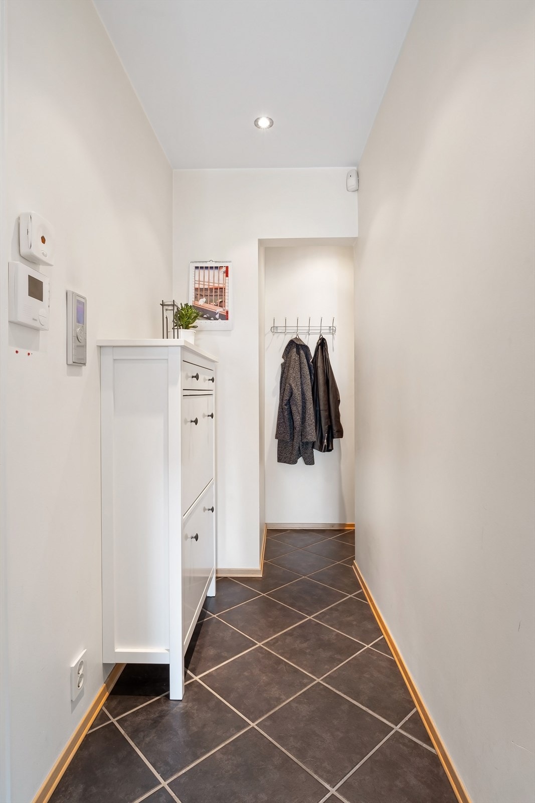 For ytterligere oppbevaring disponeres to boder i kjeller, en på ca. 7,77m²og en på 4,90m². samt en på loftet med ca. 19m² gulvareal. Galleribilde
