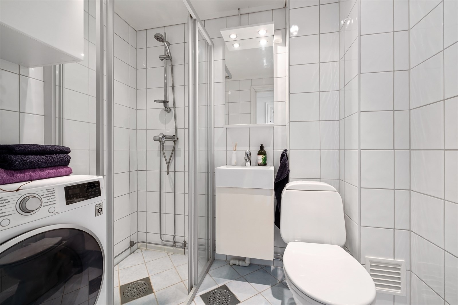 Baderommet er pusset opp i regi av borettslaget i 2006/07 og har flislagt gulv med varmekabler. Galleribilde