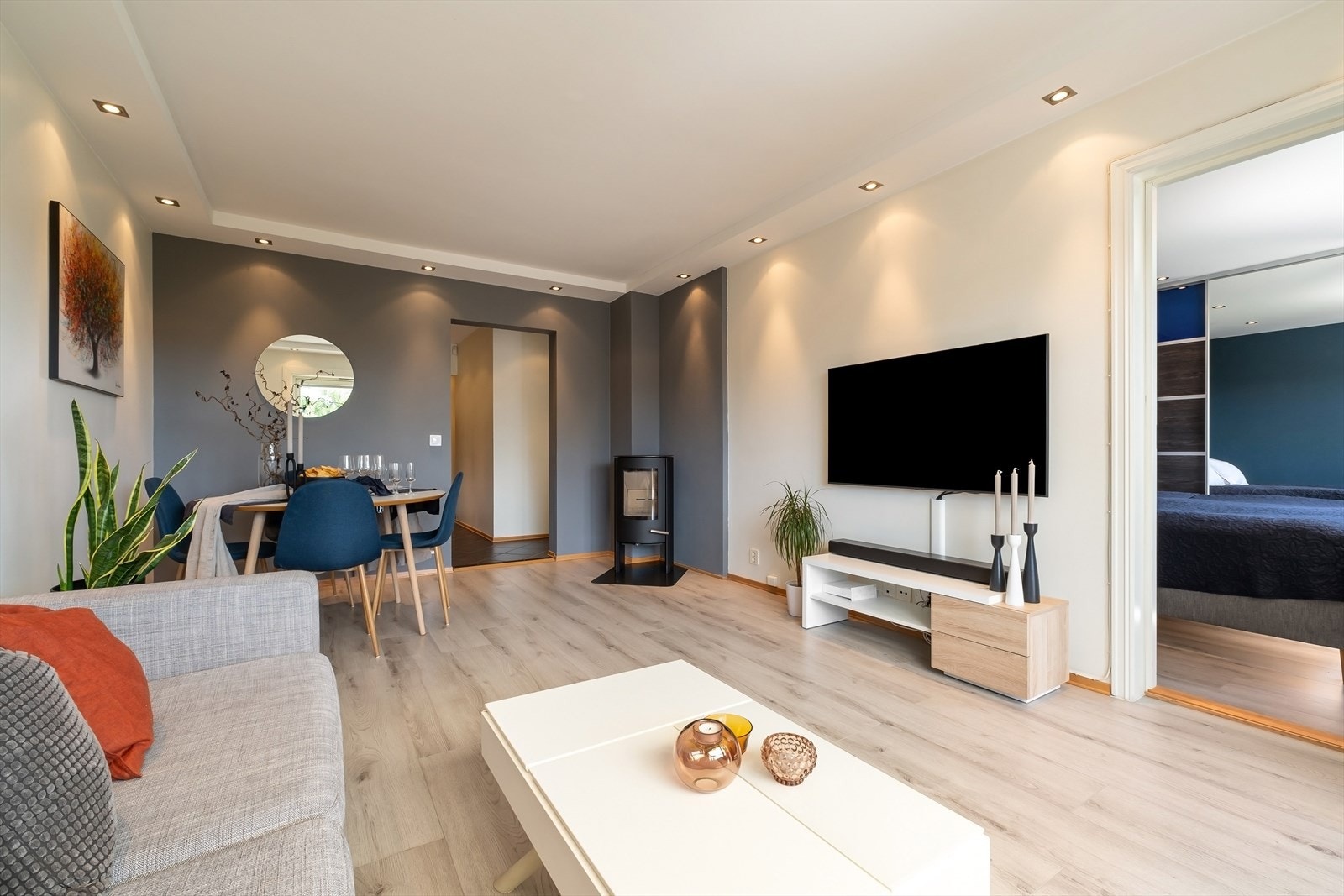 Stuen er romslig og fremstår som resten av leiligheten som moderne, med en delikat veggfarge og store vindusflater som slipper inn rikelig med naturlig lys. Galleribilde