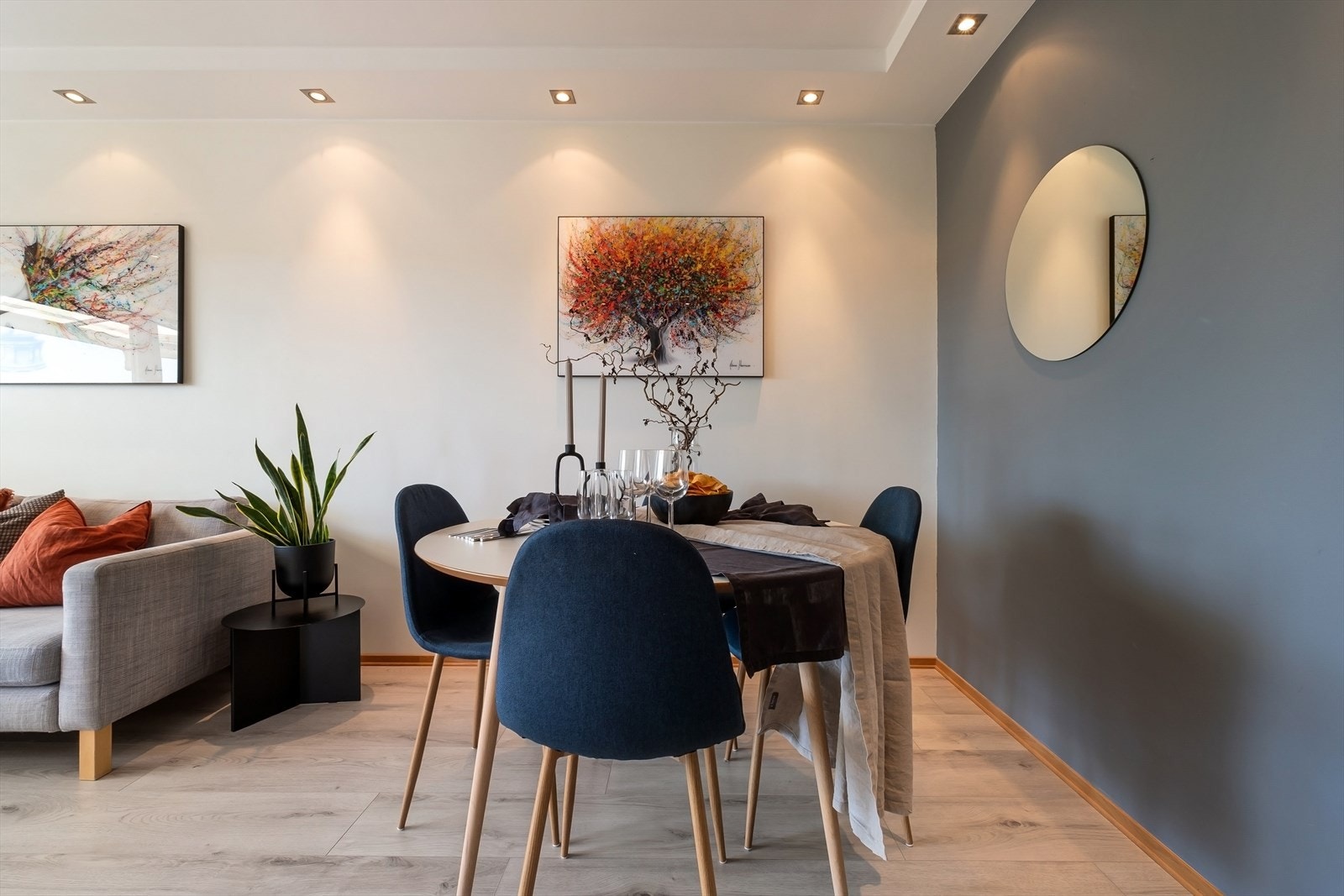Rommets størrelse gir også rom for spisegruppe, perfekt for å invitere venner og familie til hyggelige middager. Galleribilde