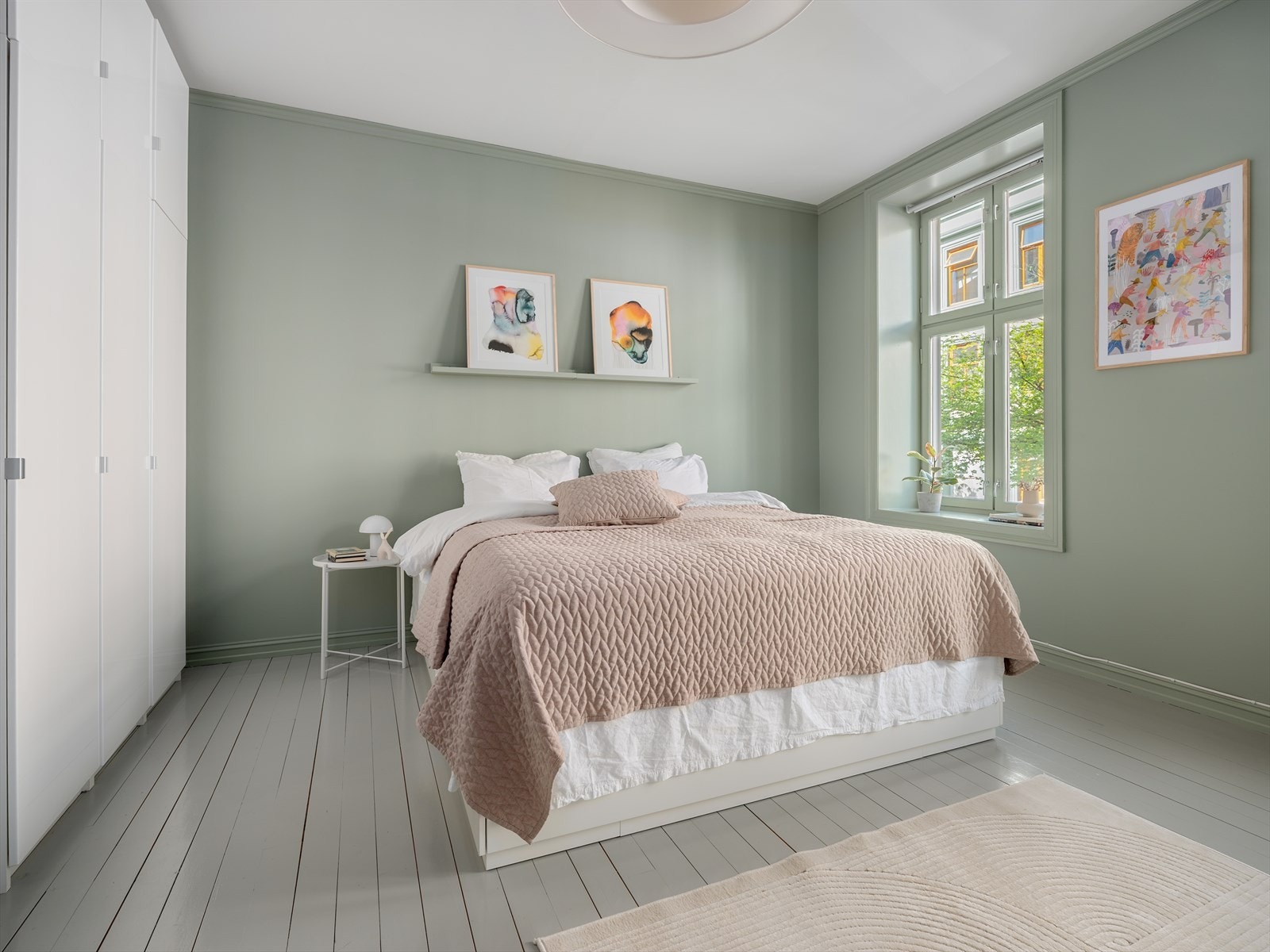 Her er det rikelig med plass til ulike garderobeløsninger. Galleribilde