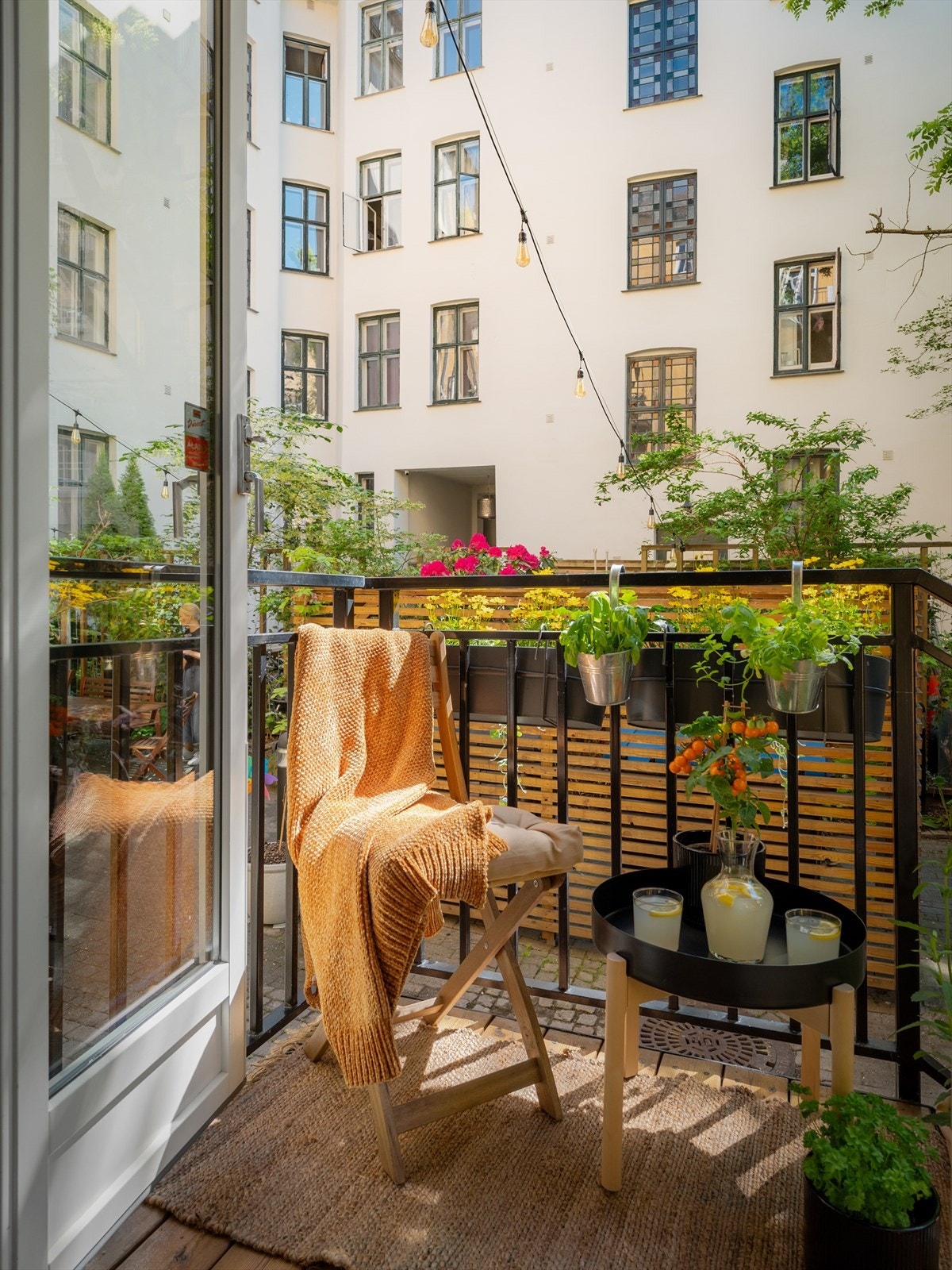 Indre gårdsrom er pent opparbeidet med beplantning, sykkelstativ og steinsatte gangarealer. Det er montert fine lyslenker som lyser opp på kveldene og skaper en fin stemning. Galleribilde