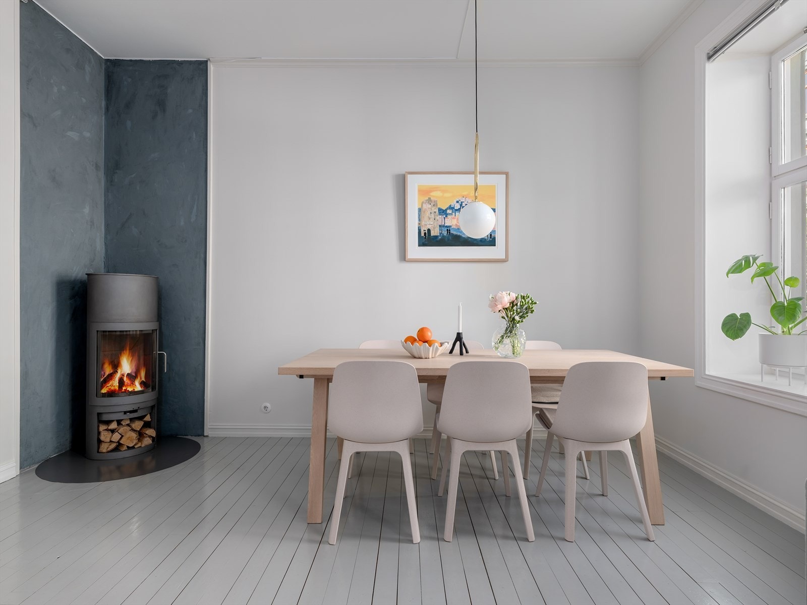 Her er det plass til et stort spisebord for de som liker å ha mange middagsgjester på besøk. Galleribilde