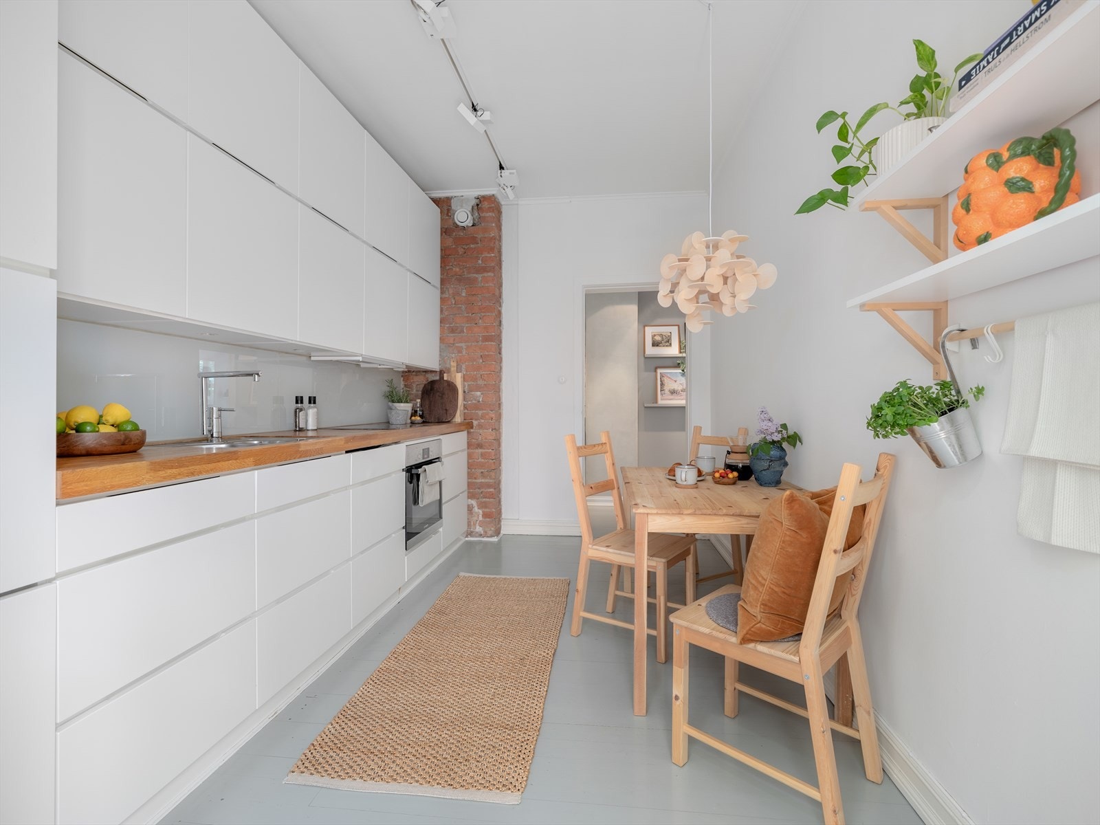 Perfekt for frokoster i farta, eller en lengre søndagsfrokost hvor du kan kose deg med morgenkaffen mens du ser bakgården våkne til liv. Galleribilde