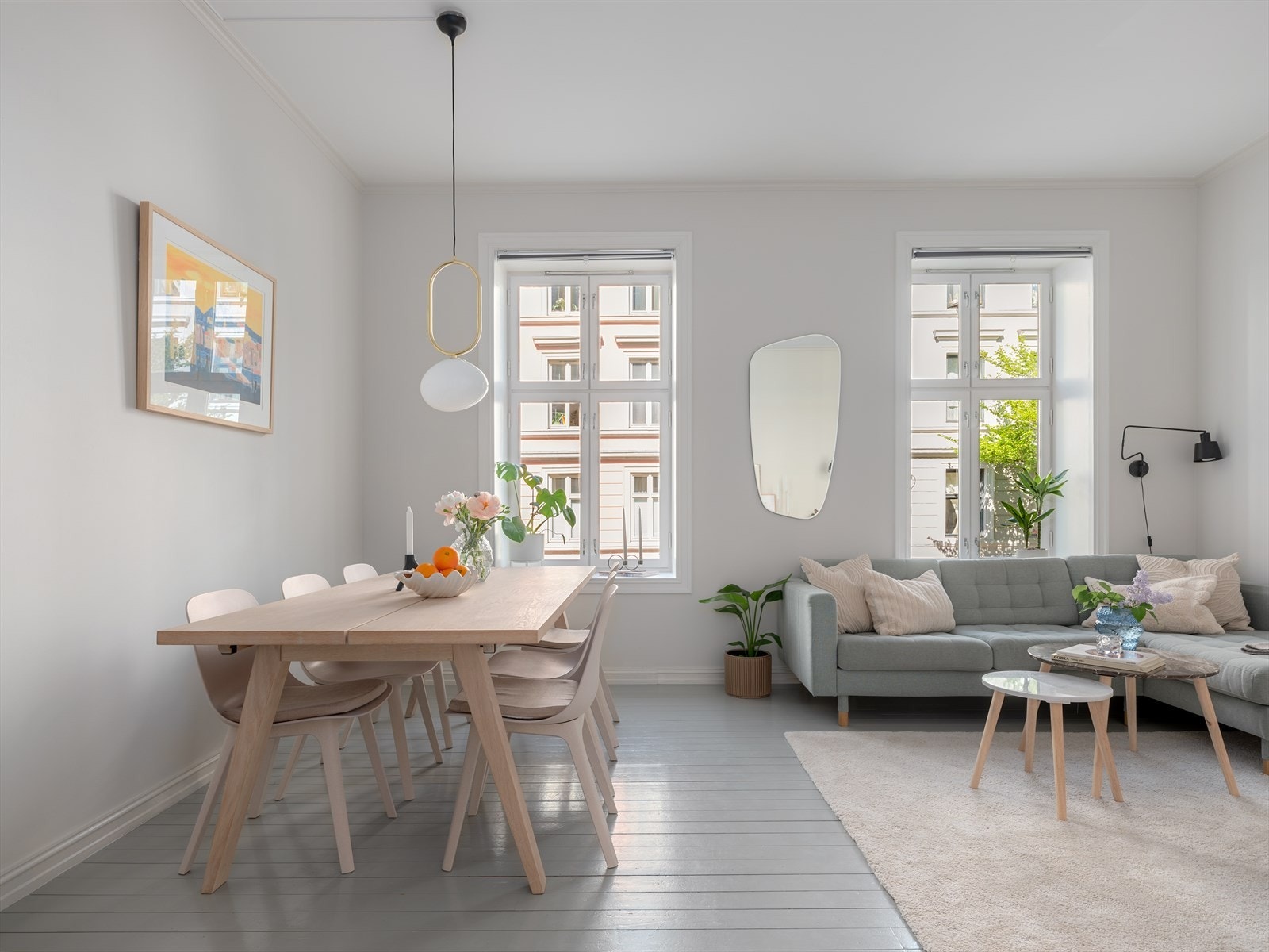 I denne leiligheten møter du forrige århundrets romslighet, takhøyde og vakre former pent kombinert med en moderne innredning og fargevalg. Galleribilde