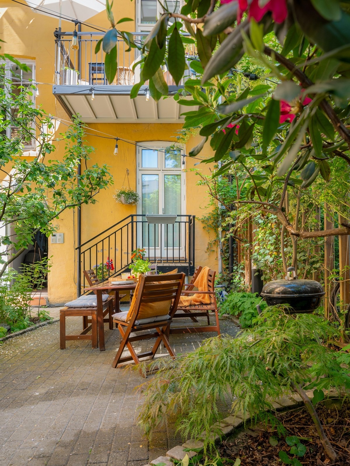 Her kan du nyte varme sommerdager i hagen med gjester og trivelige naboer! Galleribilde