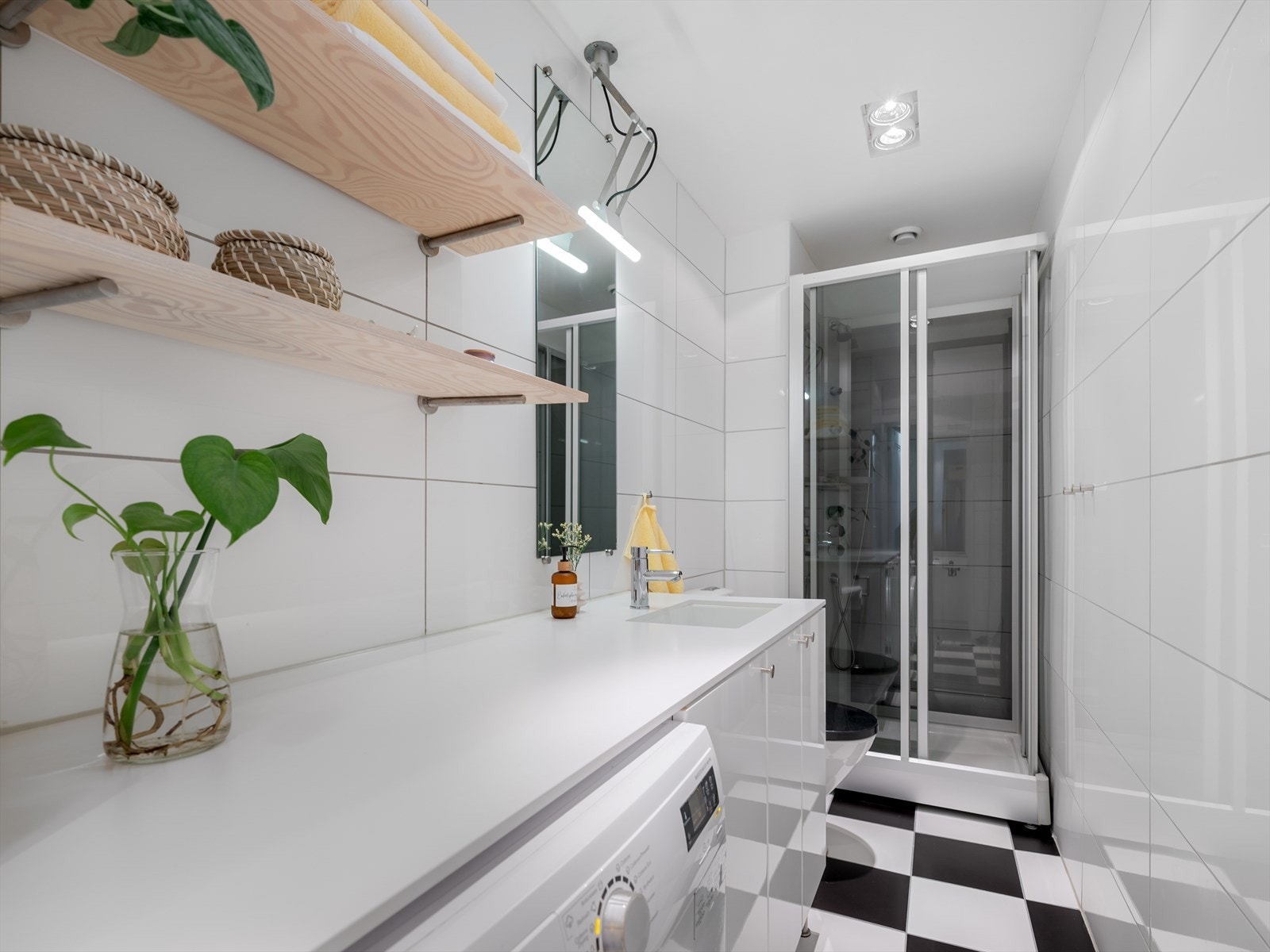 Delikat bad for velvære med varme i gulv og behagelig lys fra dimbare downlights. Det er også opplegg til vaskemaskin. Galleribilde