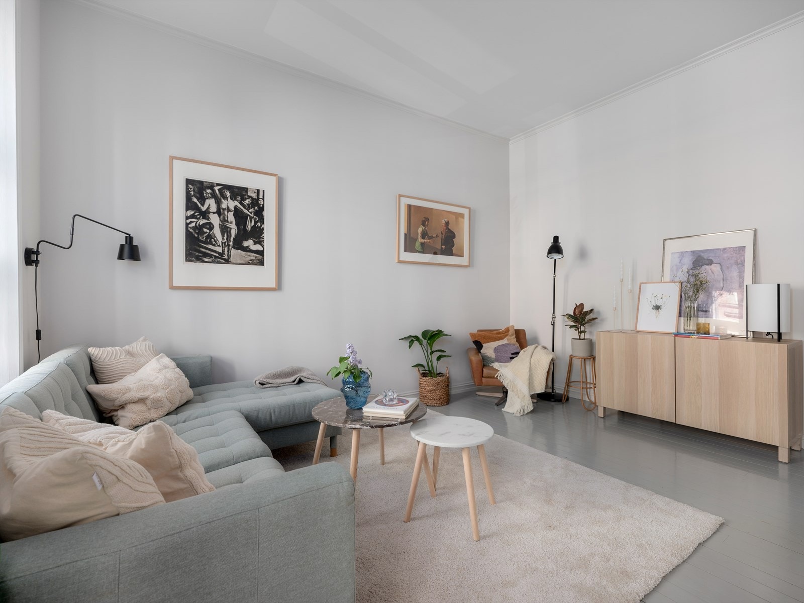 Store vinduer slipper inn rikelig med naturlig lys og skaper en god atmosfære i rommet. Galleribilde