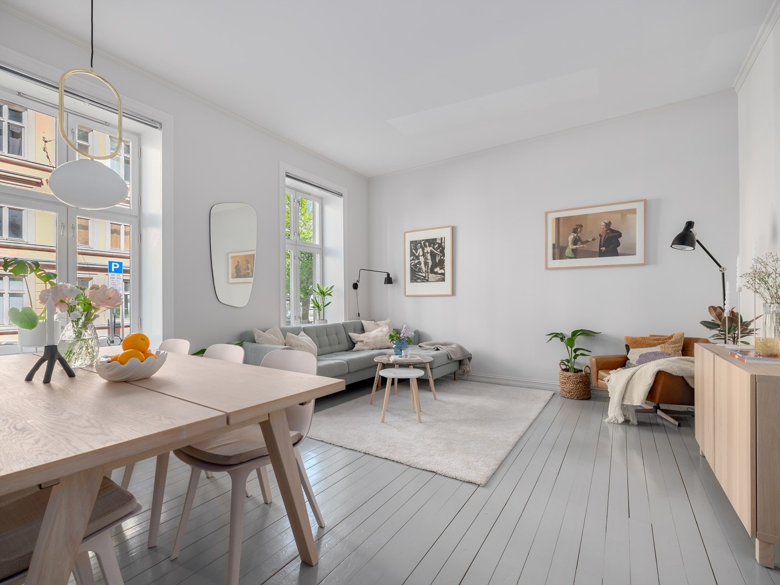 Du har rikelig med plass til en stor sofagruppe. I stuen er det også plass til en stor spisestue, så her har du god plass til middagsgjester. Galleribilde