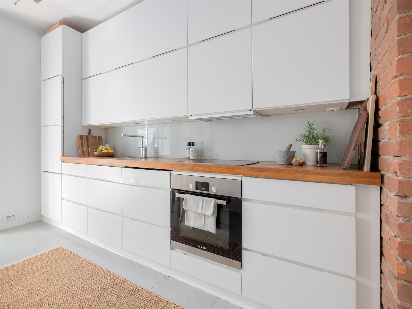 Det er rikelig med skap og benkeplass. Hvitevarer som oppvaskmaskin, komfyr, platetopp og kjøl/fryseskap er integrerte og følger salget. Galleribilde