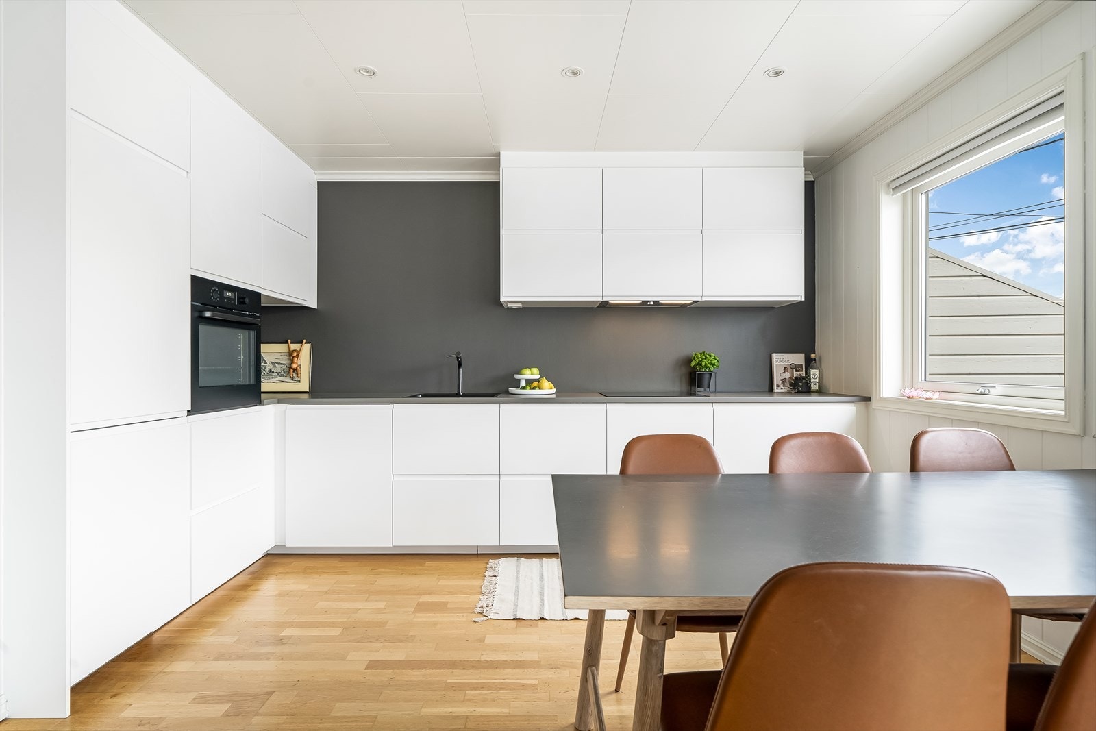 Kjøkkenet har godt med skap- og benkeplass. Ikea innredet med alle hvitevarer integrert. Galleribilde