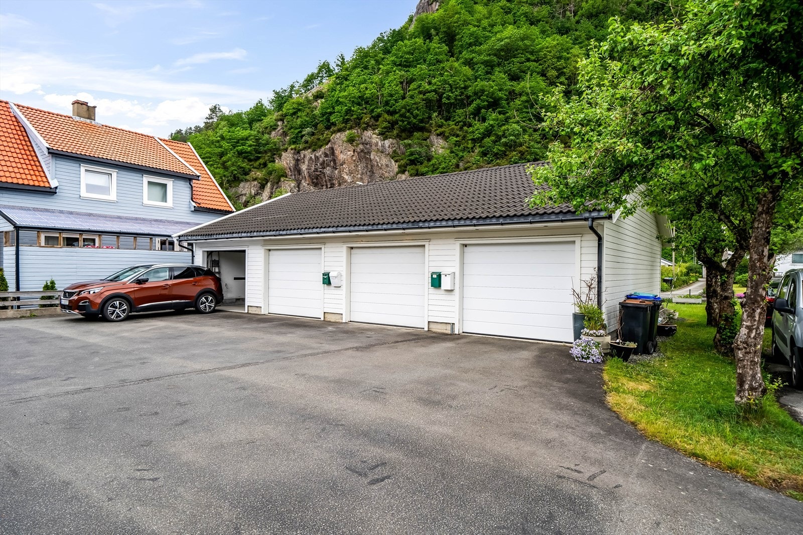 Garasje i fellesanlegg. Automatisk portåpner. Galleribilde
