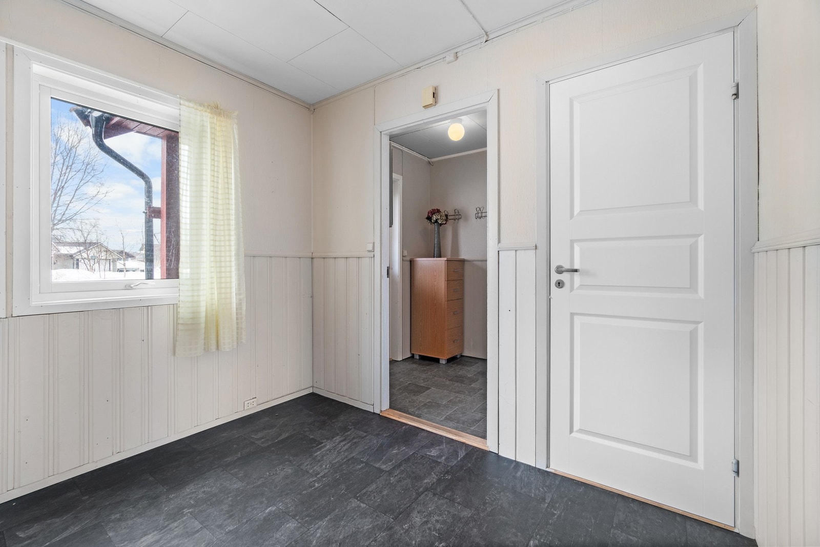 Velkommen inn! I den lyse entreen er det god plass for å henge fra seg yttertøyet. Galleribilde