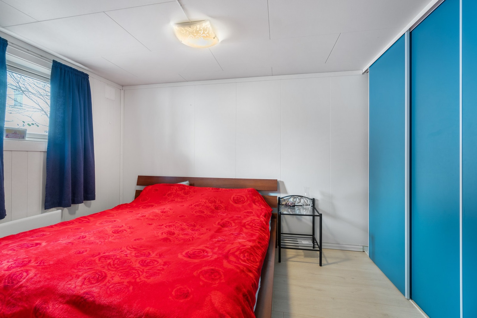 Soverommet i utleiedelen måler ca. 11 kvm og har en stor skyvedørsgarderobe. Galleribilde