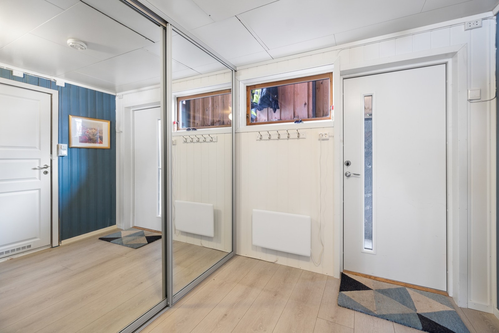 Stor og romslig skyvedørsgarderobe for oppbevaring av klær og sko Galleribilde