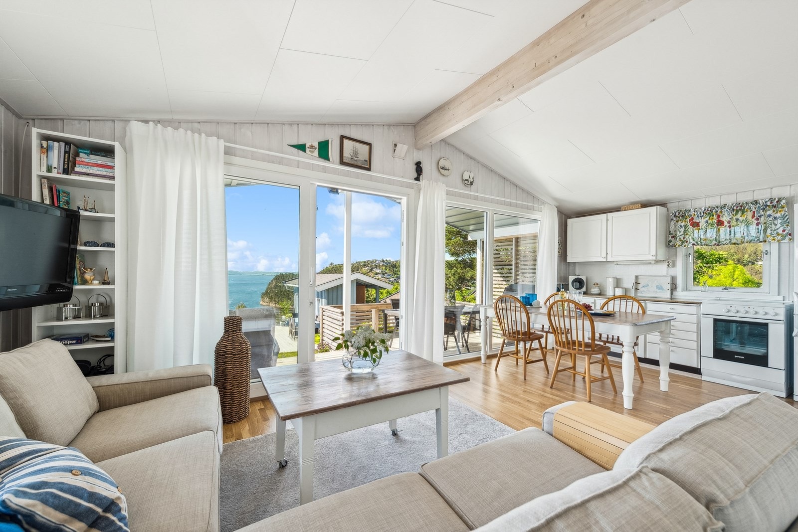 Stuen har god plass til diverse sittegrupper. Galleribilde