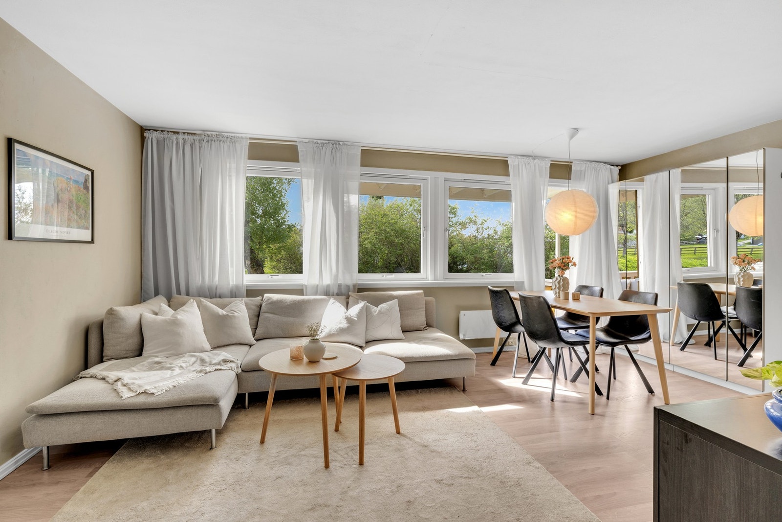 Lys, åpen og fin stue på 19 kvm. Malt i tidsriktig farge og som er lett å innrede. God plass til sofagruppe og tilhørende møblement. Galleribilde