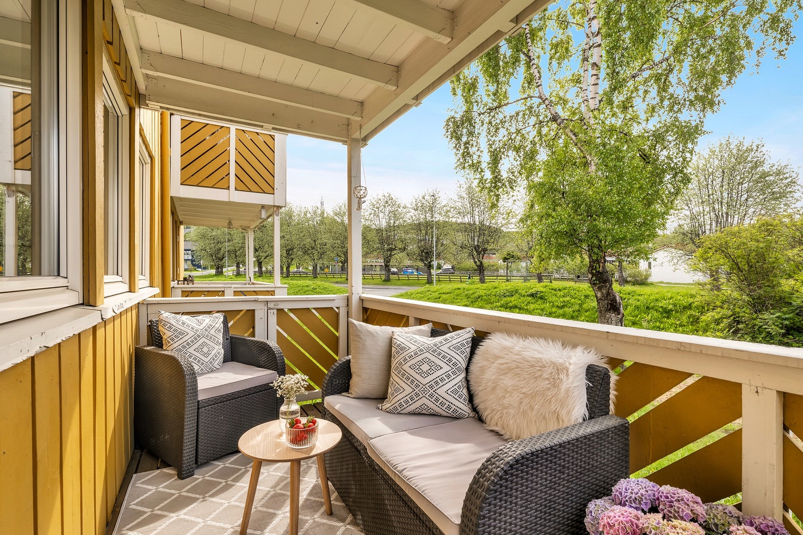 Terrassen er på 6 kvm, med plass til utemøblement. Ypperlig å bruke i sommerhalvåret. Galleribilde