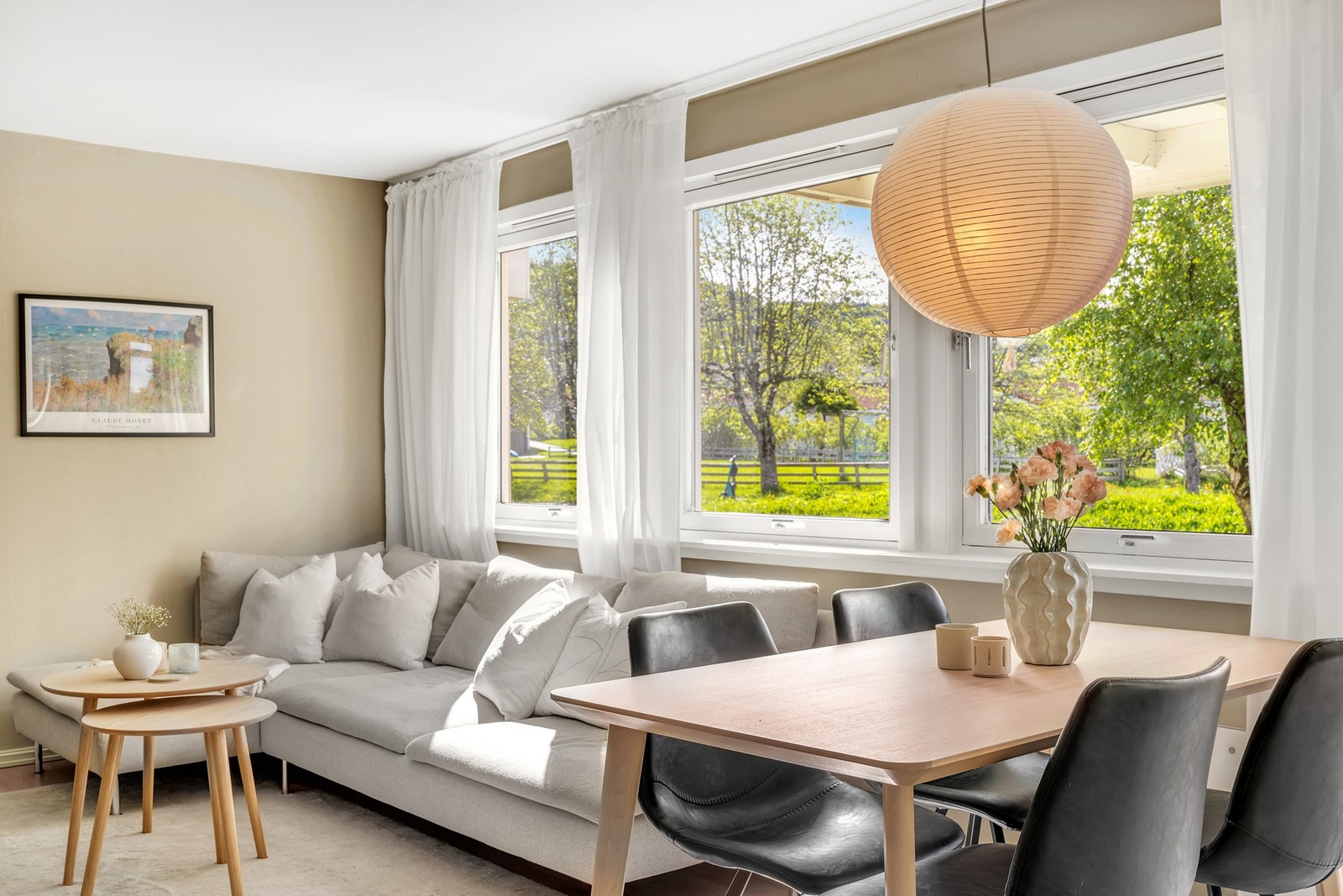 De store vindusflatene gir stuen et godt innslipp av naturlig lys. Galleribilde