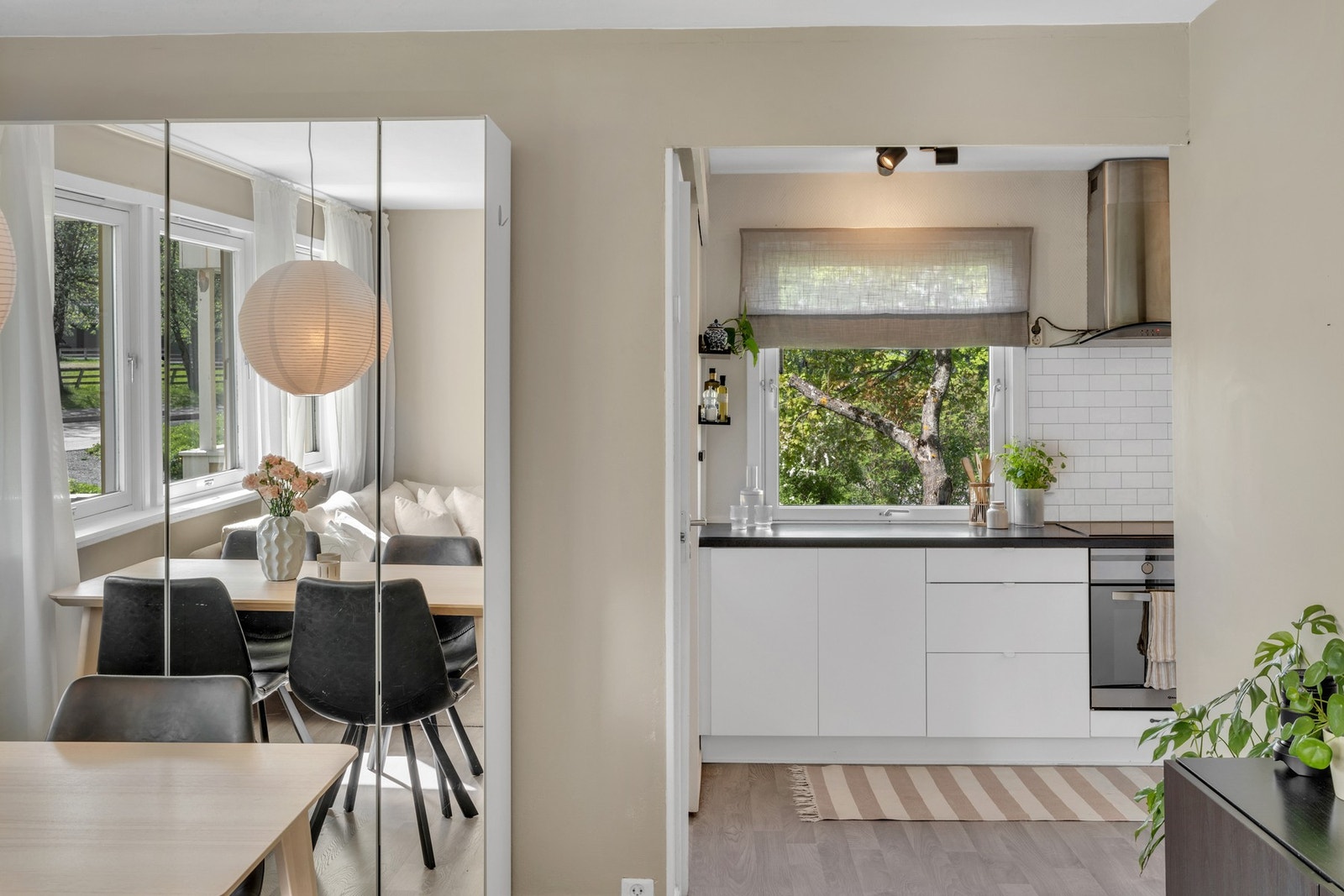 Lyst og stilrent kjøkken på 6 kvm, som er adskildt fra stuen. Dette gir boligen flere god soner. Galleribilde