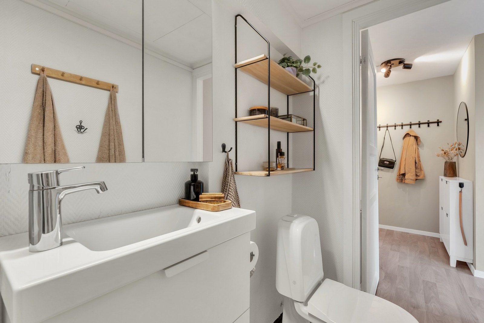 Badet finner sted ved entreen og er på 3 kvm. Galleribilde