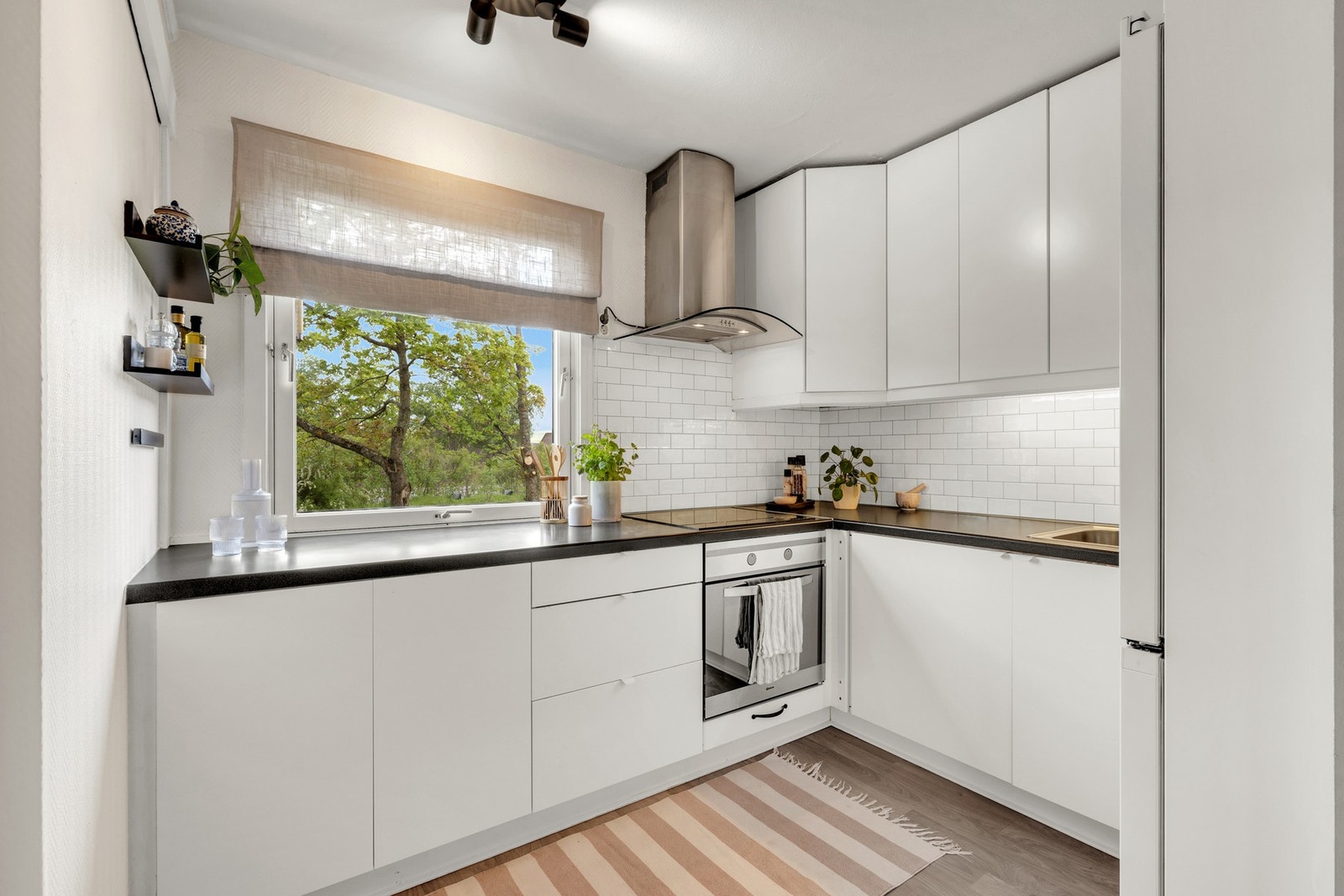 Godt utnyttet kjøkken som gir rikelig med både skap og benkplass. Galleribilde