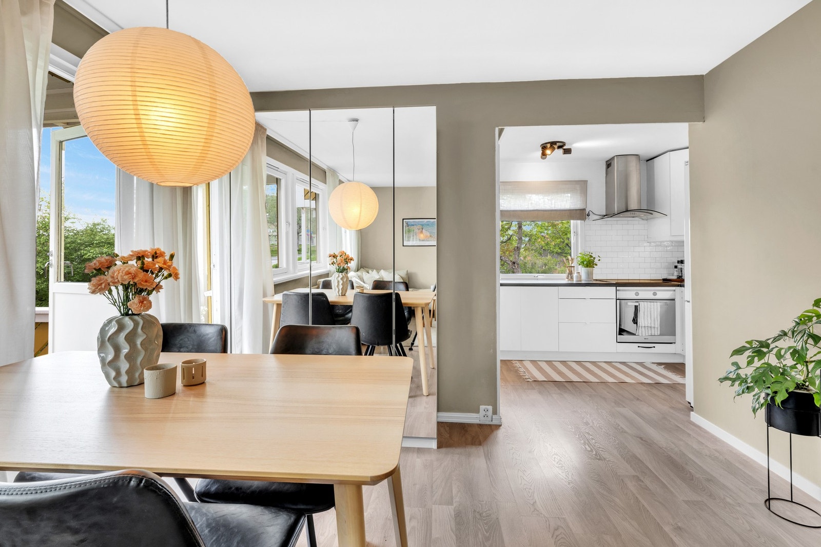 Spisestuen finner sin natulrige plass mellom stue og kjøkken. Galleribilde