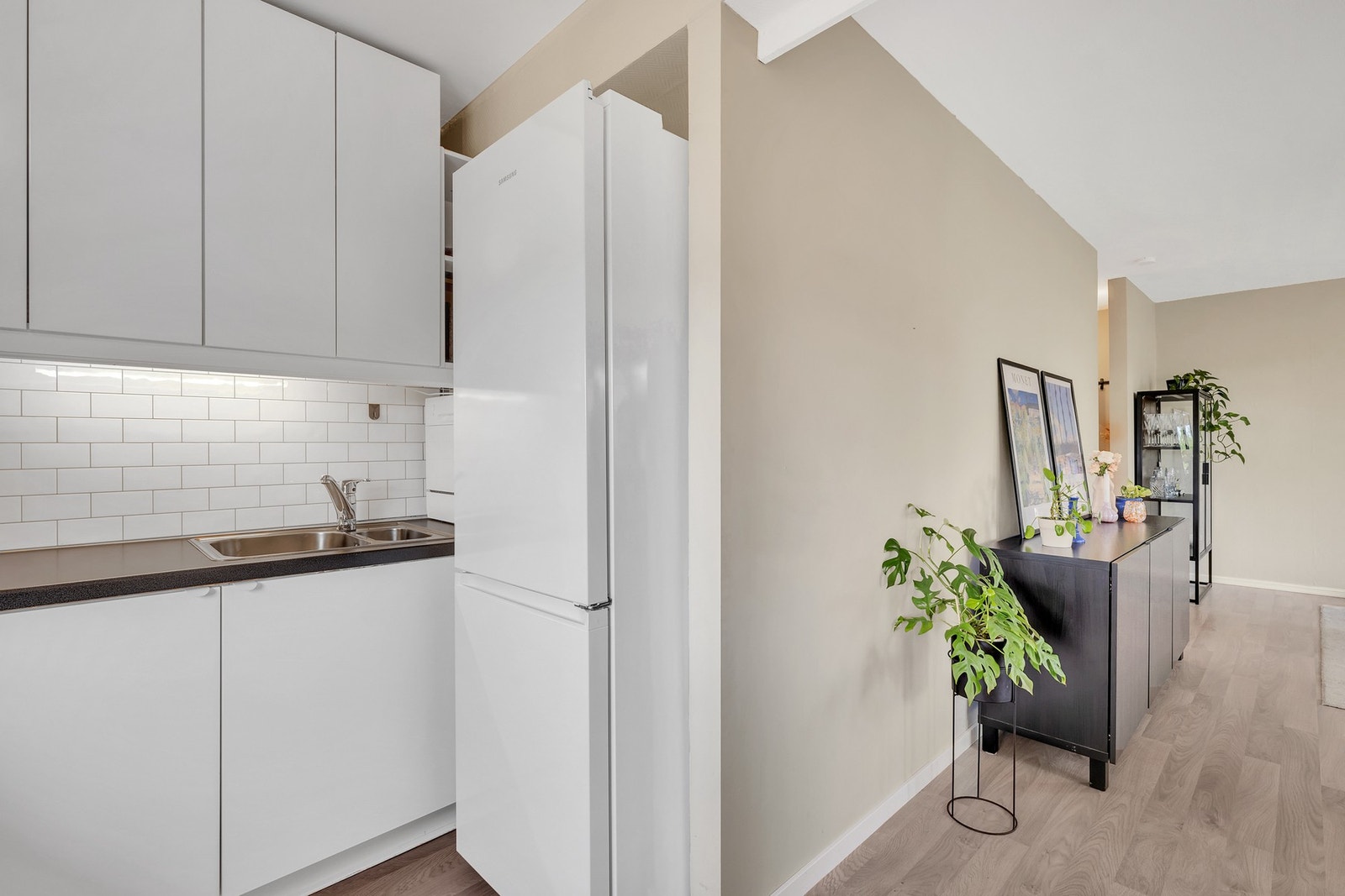 Utstyrt med stekeovn, platetopp og frittstående kjøleskap. Galleribilde