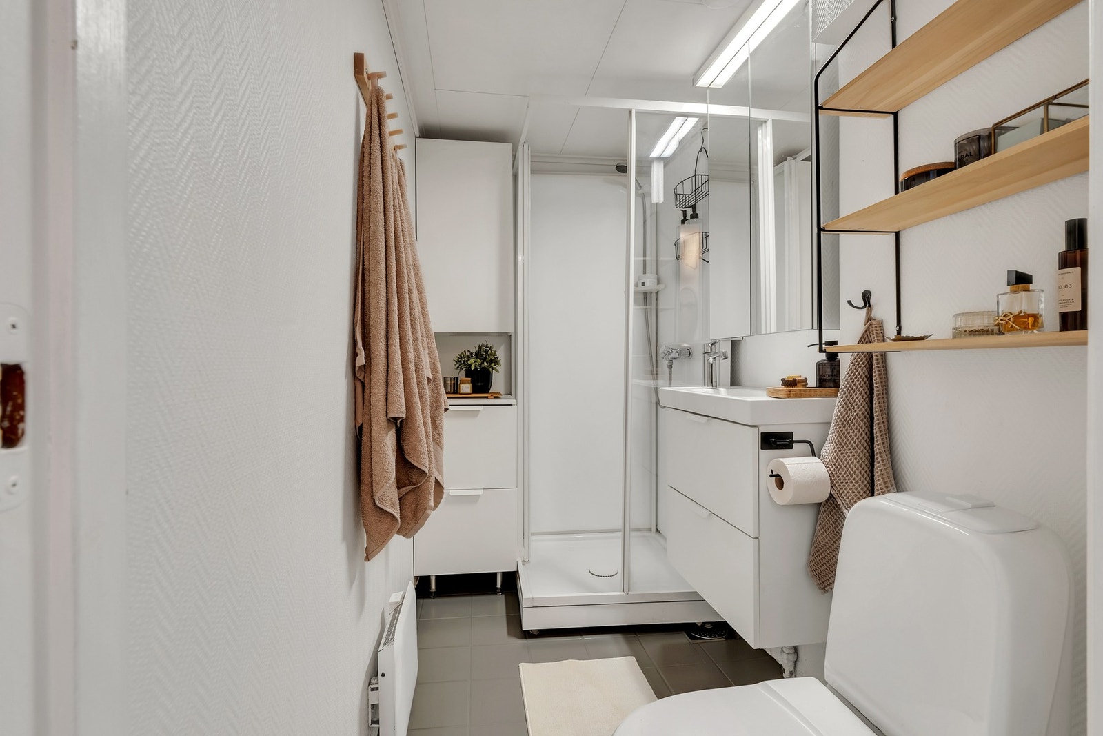 Flislagt gulv og malt glassfiberstrie på vegger. Innredet med dusjkabinett, wc og servant. Galleribilde