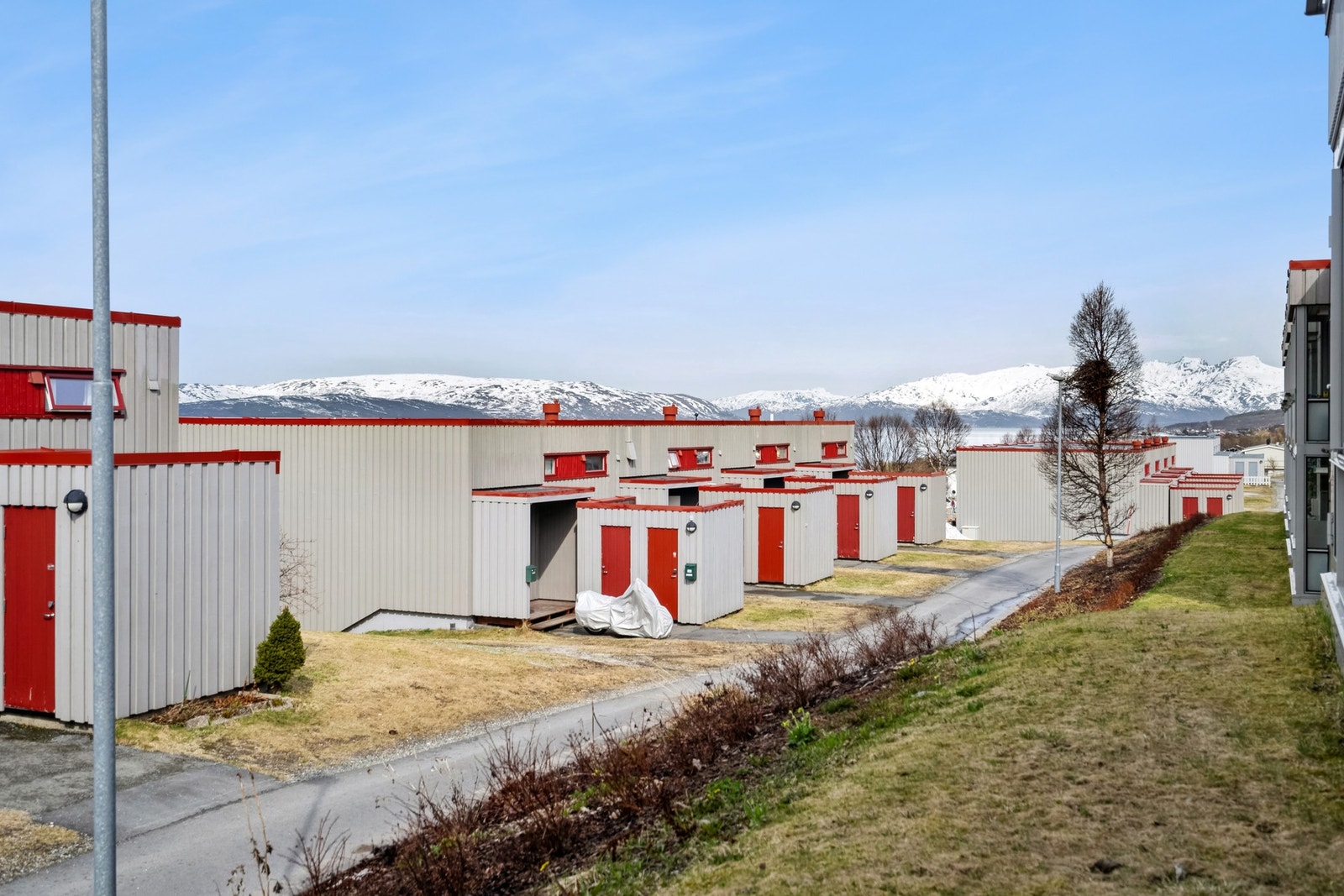 Gangavstand til matbutikk, skole, barnehage og
bussholdeplass med avganger til sentrum og UNN/UiT. Galleribilde