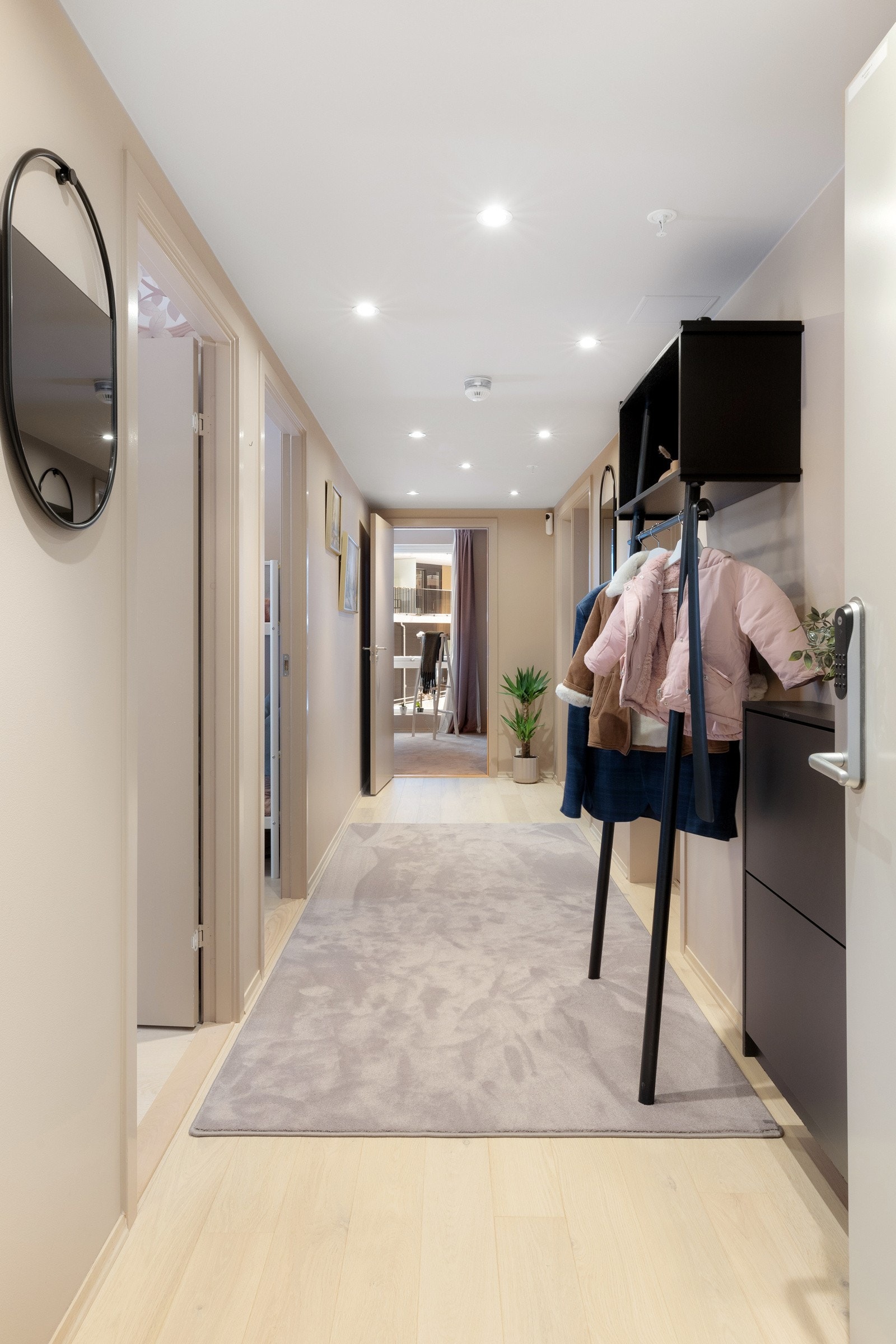 Entreen er romslig med god plass til garderobeskap, sittebenk m.m Galleribilde