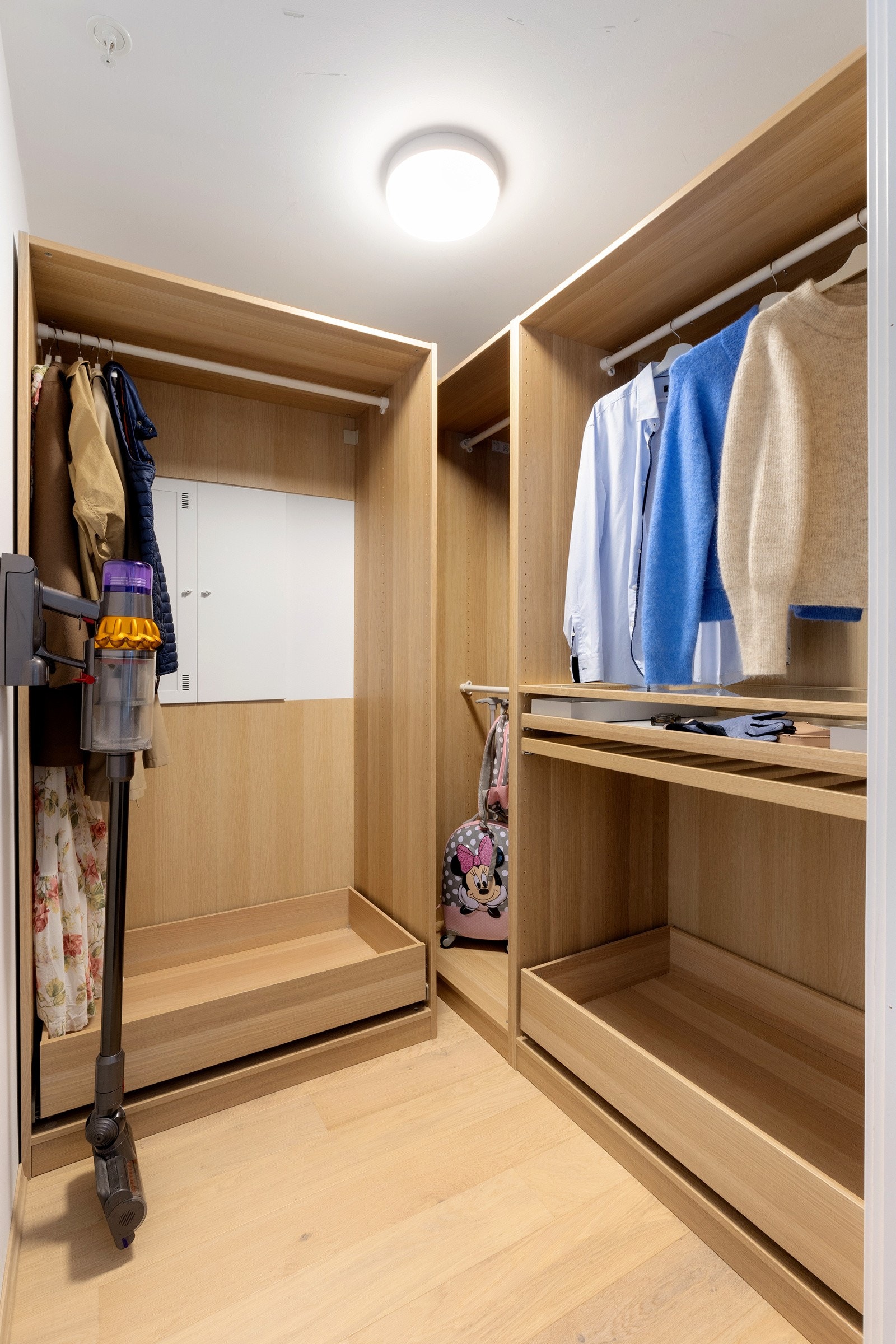 Romslig og lekkert walk-in-closet med garderobeinnredning. Galleribilde