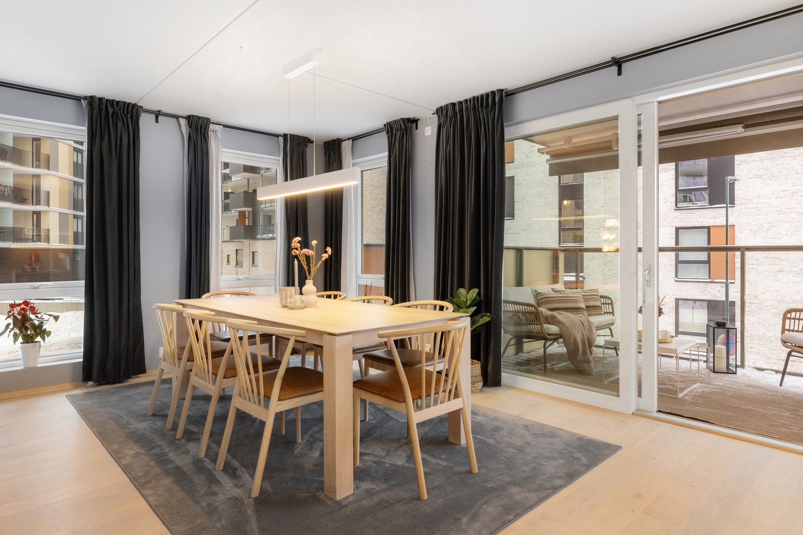 Stuen har fine lysforhold fra store vindusflater og utgang til en hyggelig sydvestvendt balkong. Galleribilde