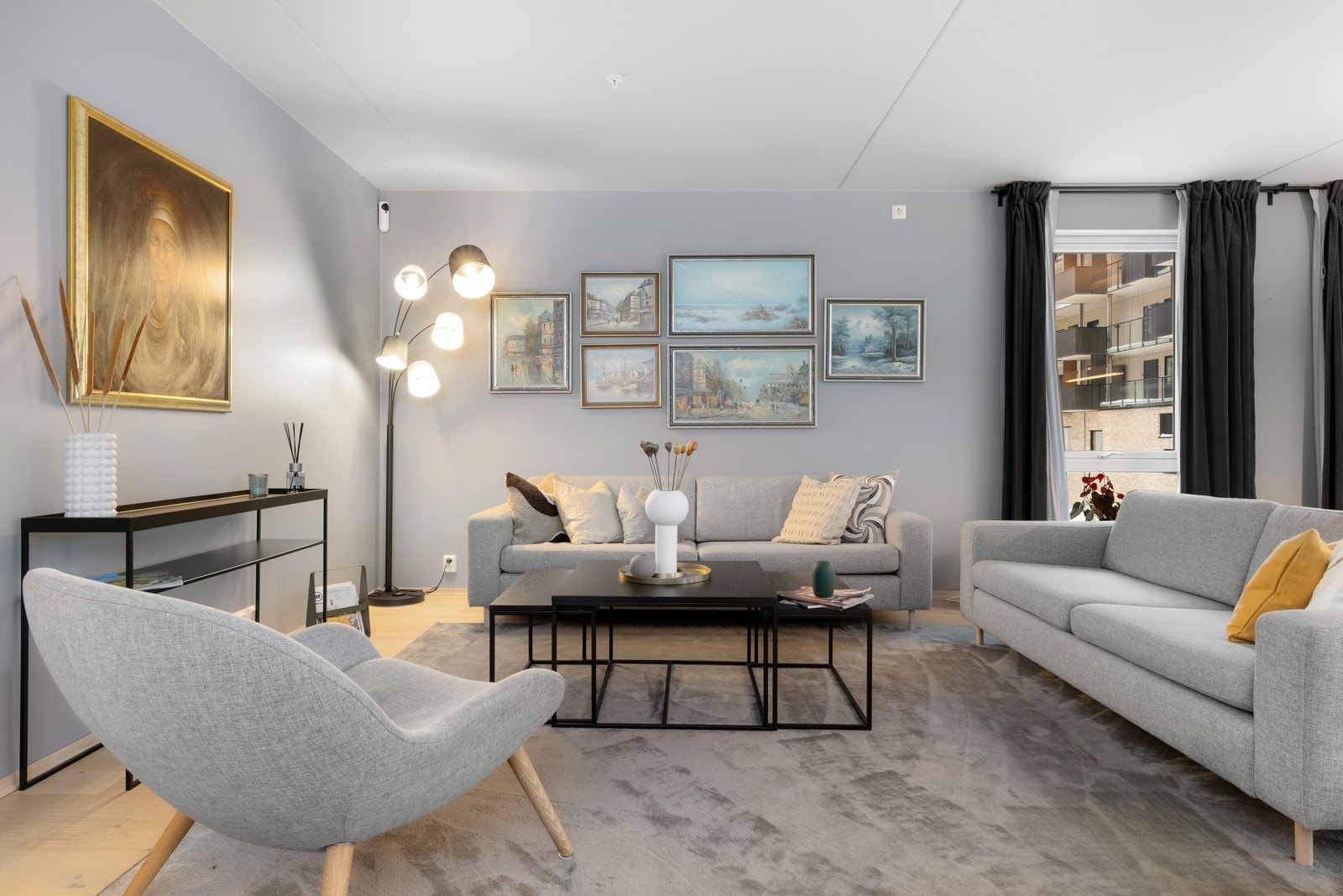 Rommet gir god plass til sofaløsning med tilhørende møblement. Galleribilde