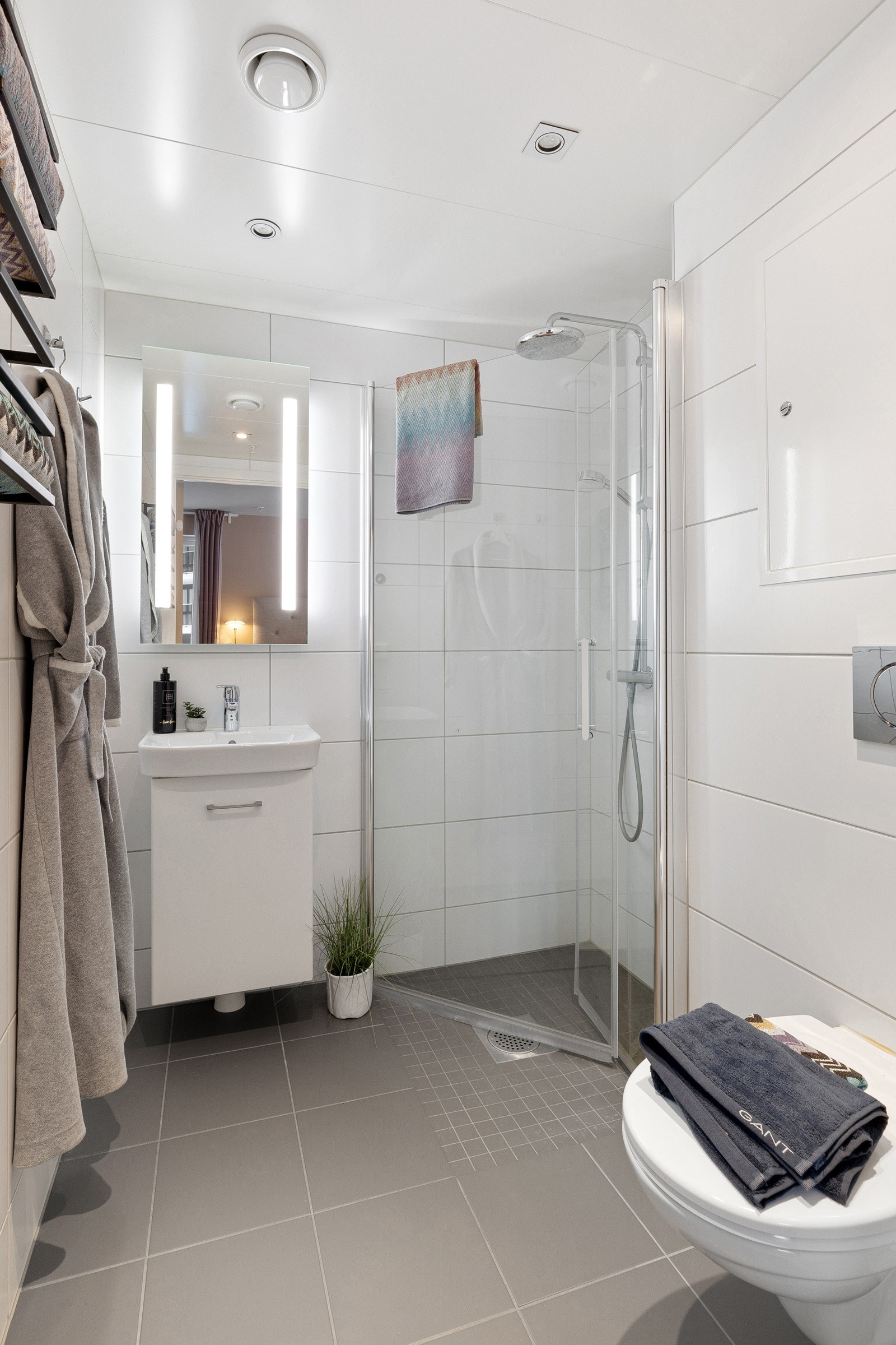 Badet i tilknytning til hovedsoverommet er pent flislagt med behagelig gulvvarme. Galleribilde