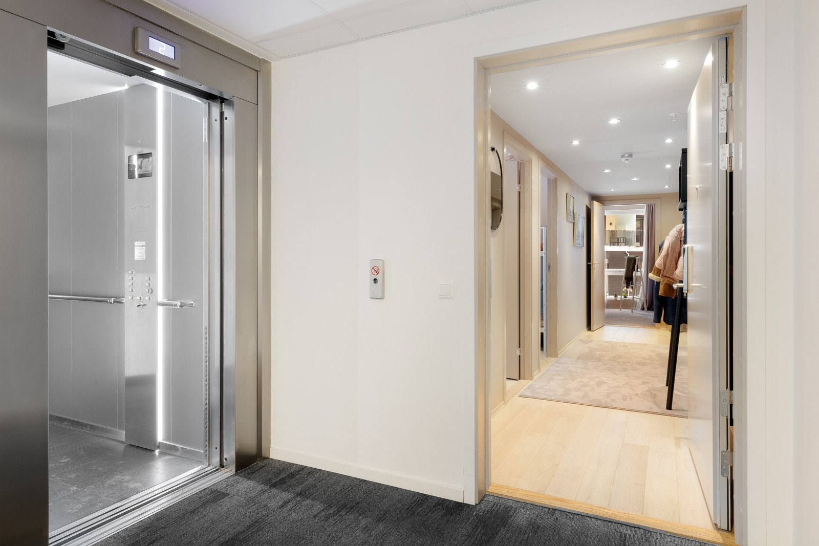 Praktisk med heis direkte til leilighetsplan. Galleribilde