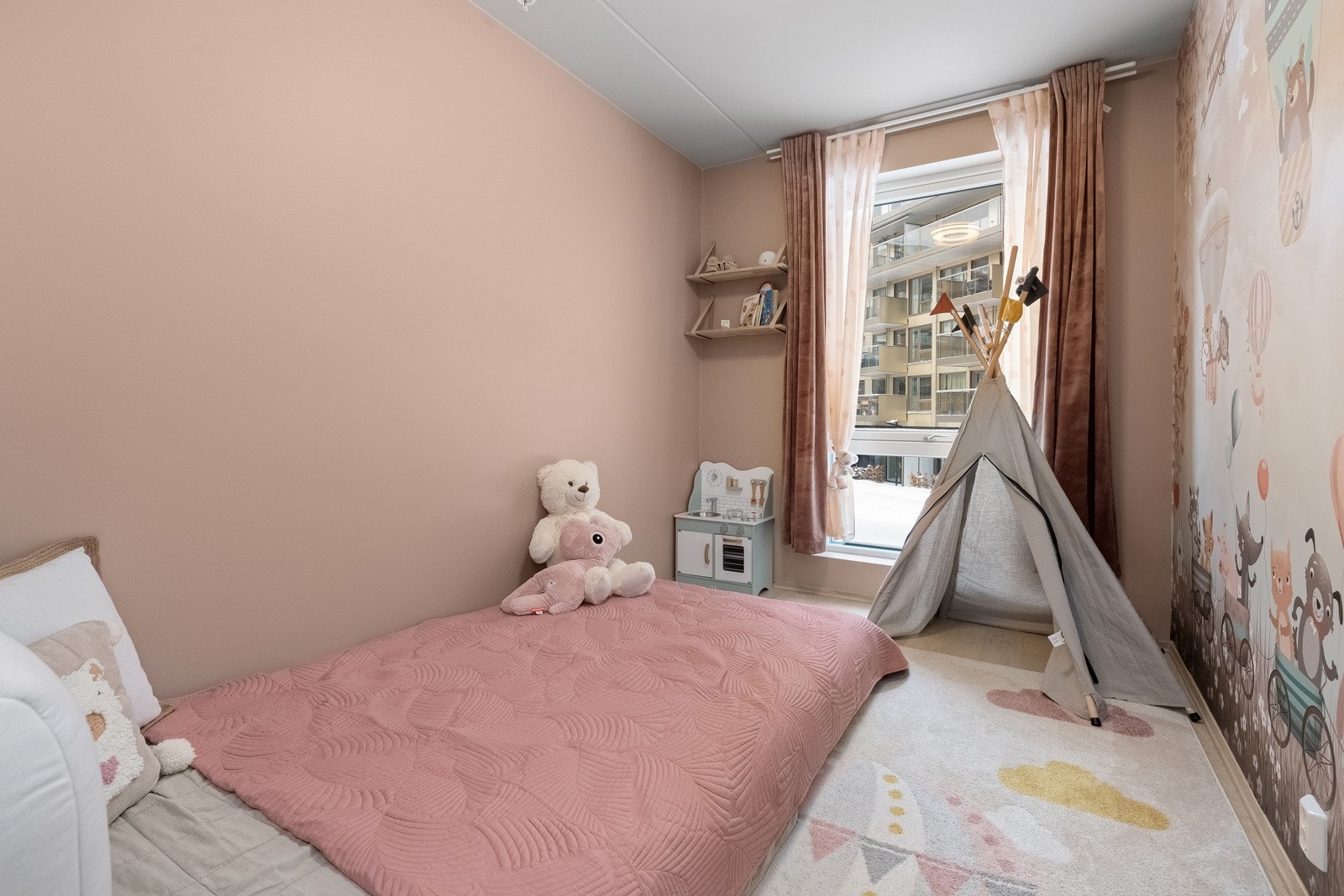 Leilighetens andre og tredje soverom har god plass til seng, kommode og nattbord. Galleribilde