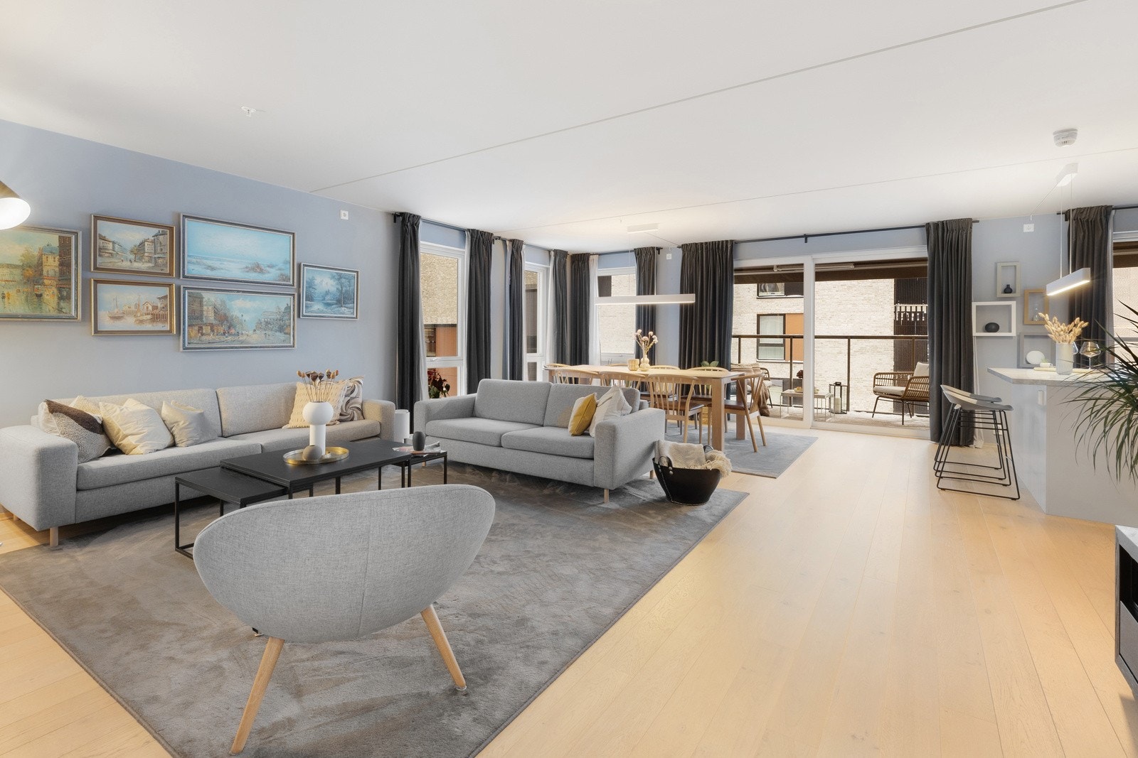 Her har vi gleden av å presentere en moderne og gjennomgående 4-roms hjørneleilighet i et meget ettertraktet boligområde på Sandaker. Galleribilde