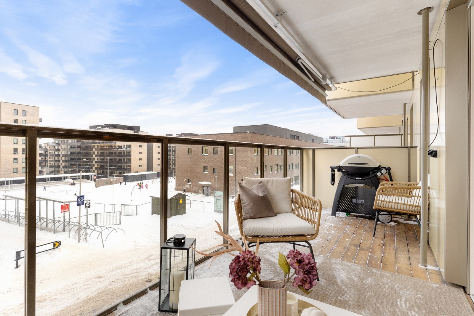 Her er det god plass til diverse utemøblement og grill. Galleribilde