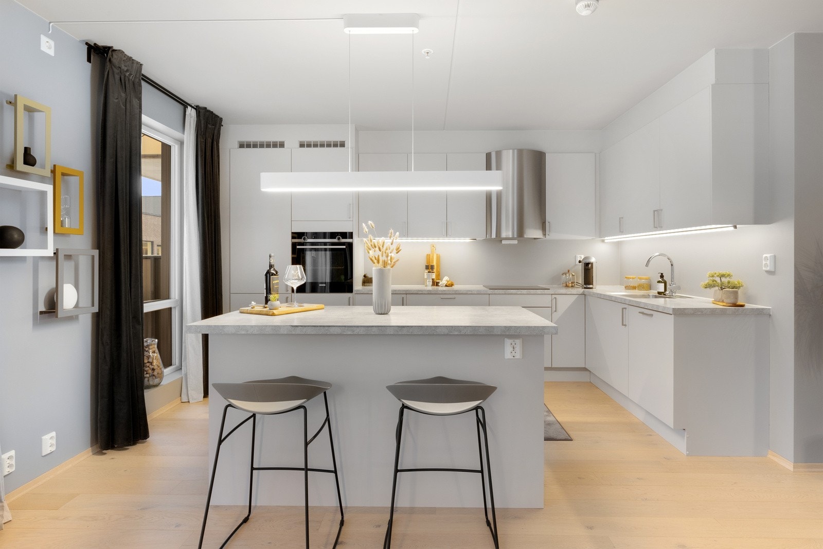 Kjøkkeninnredningen har glatte, lyse fronter og benkeplate med underlimt oppvaskkum med ettgreps armatur fra Oras. Galleribilde