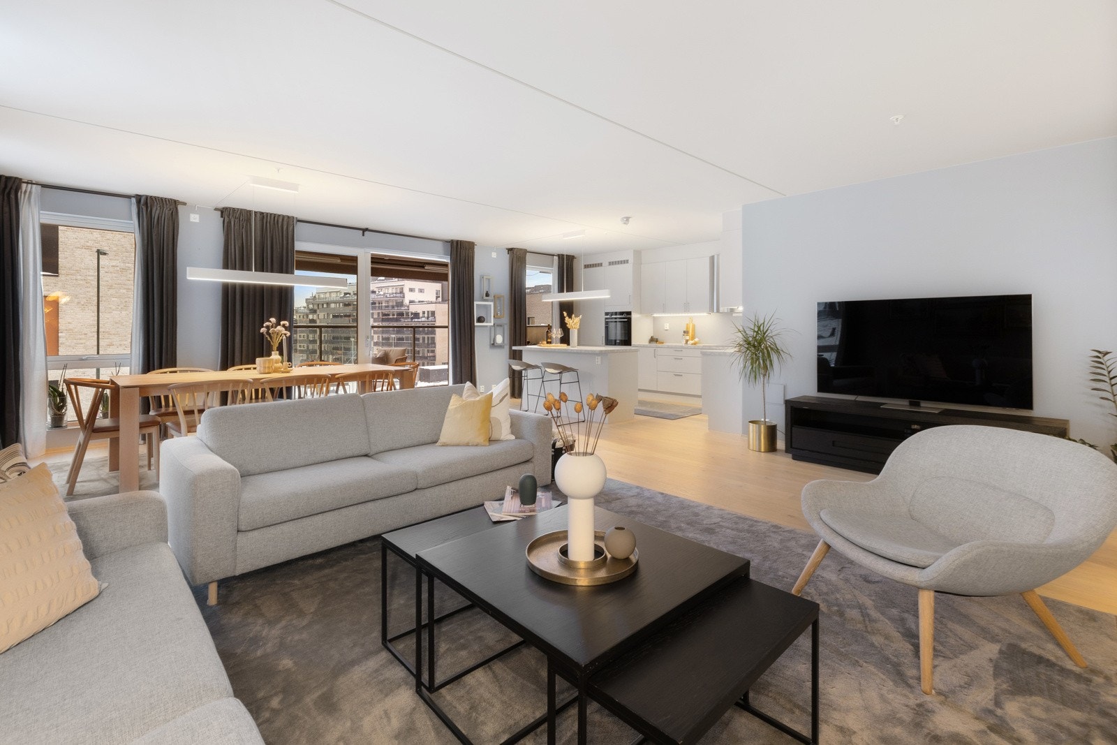 Stilren og stor stue med delikate overflater. Galleribilde