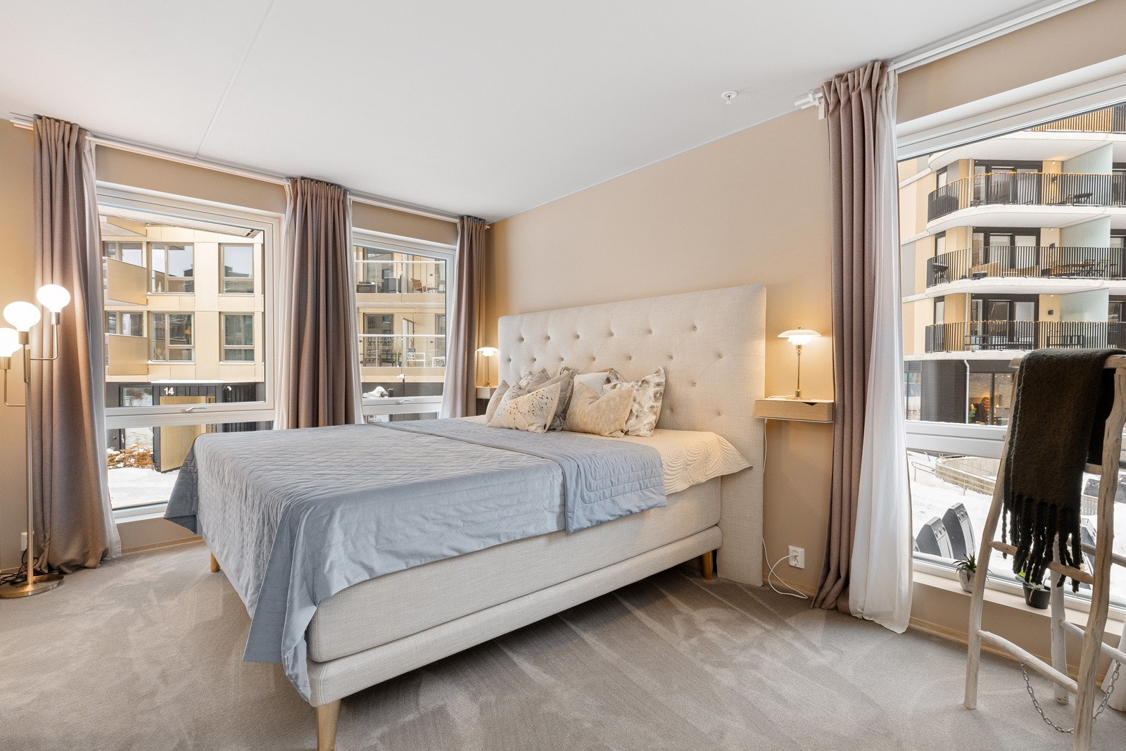 Hovedsoverommet har en herlig suite- løsning med eget bad og walk-in-closet. Galleribilde