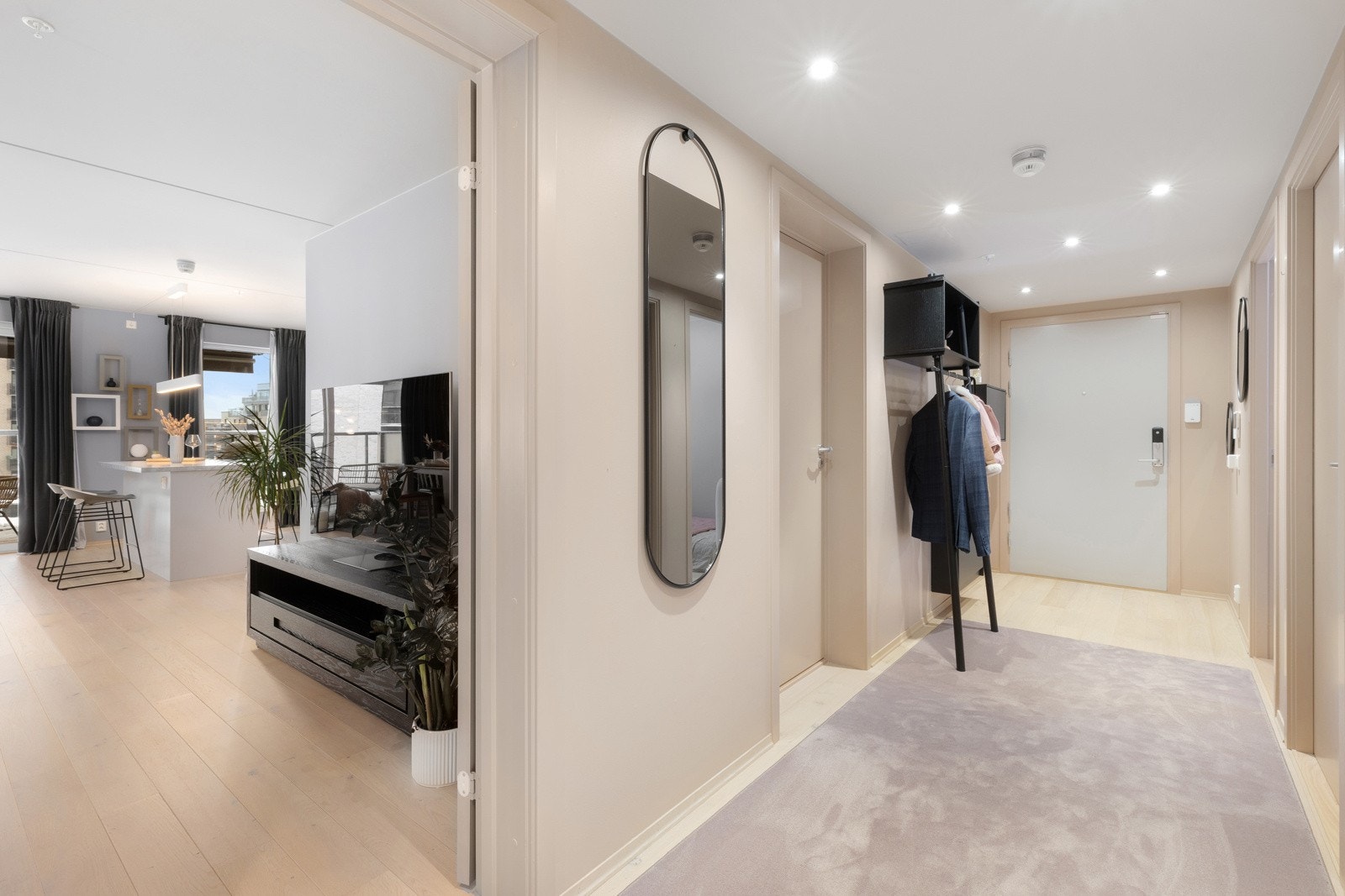 En lekker og romslig entré med flott parkett og delikate malte flater. Galleribilde