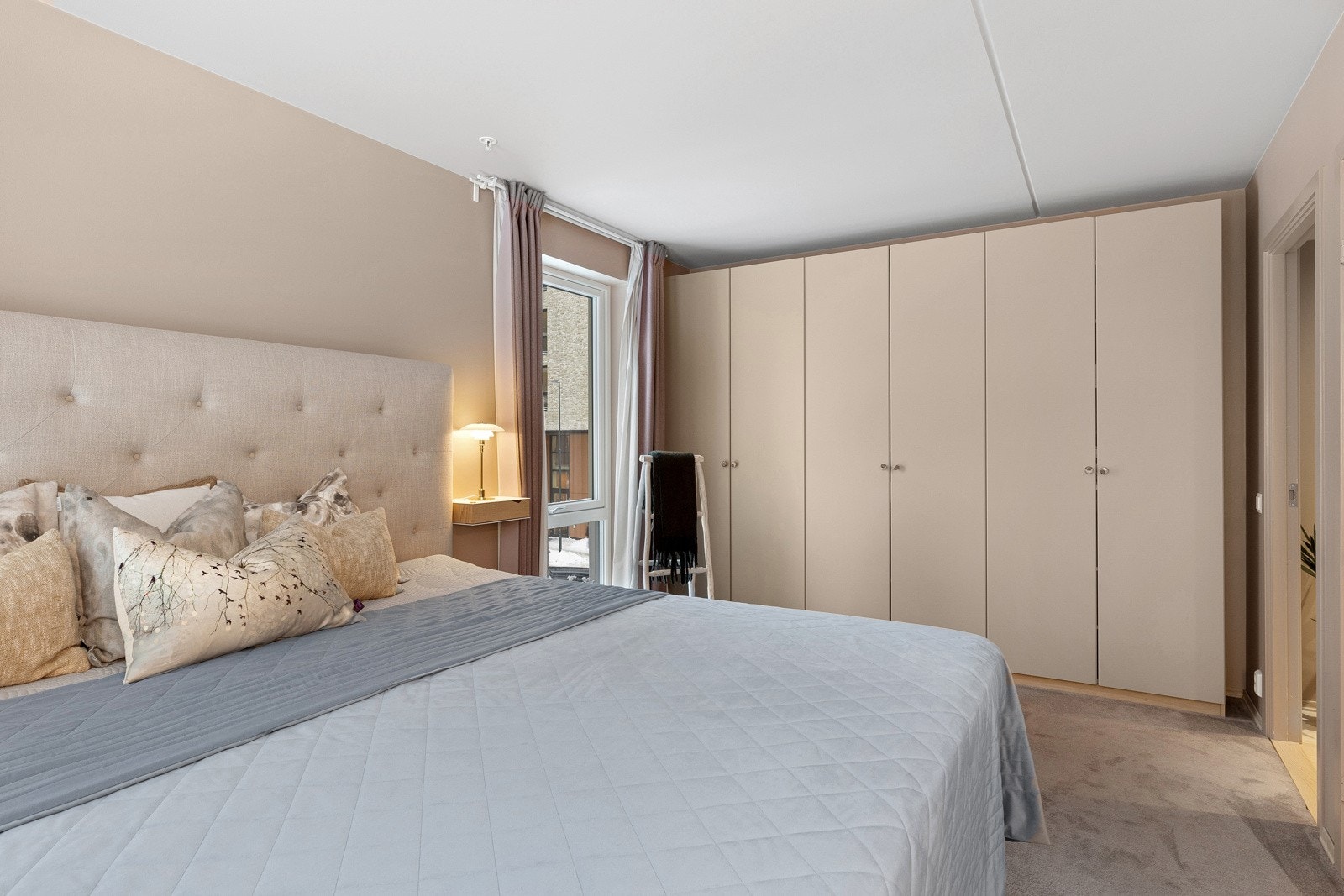 Det er også innredet med et stort garderobeskap hvor det er rikelig med skapplass. Galleribilde