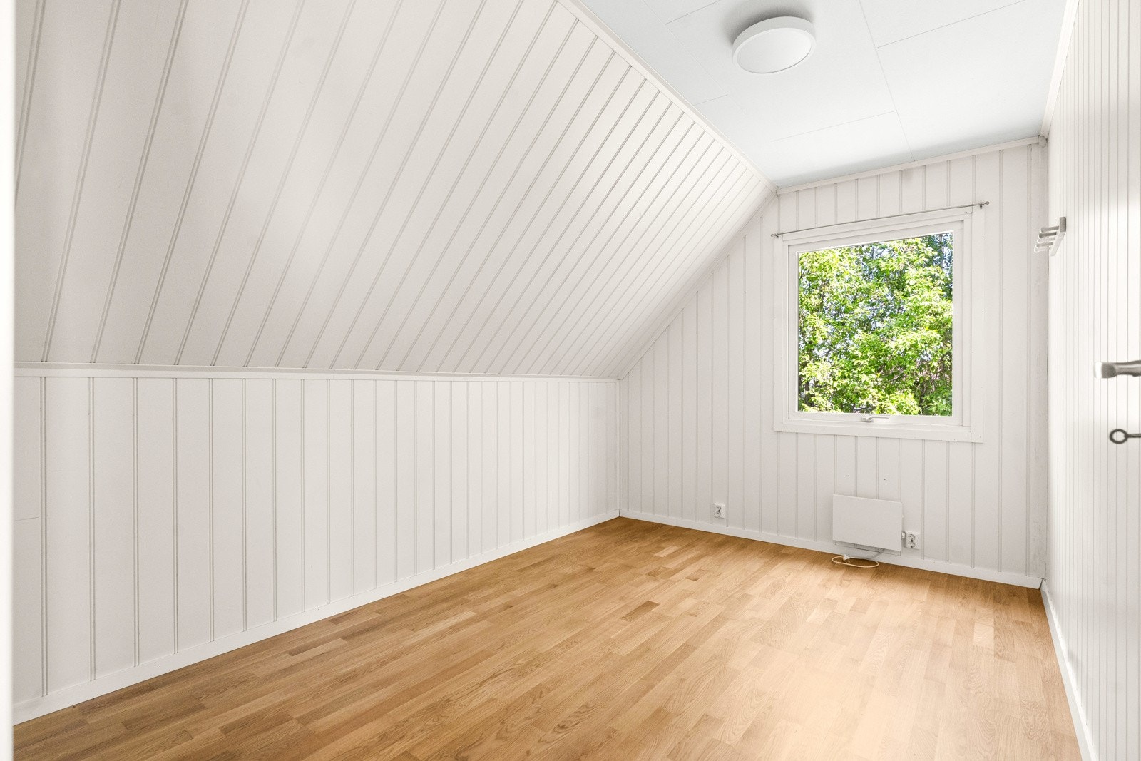 Boligen har totalt fire soverom, i tillegg til et uinnredet loft med muligheter Galleribilde