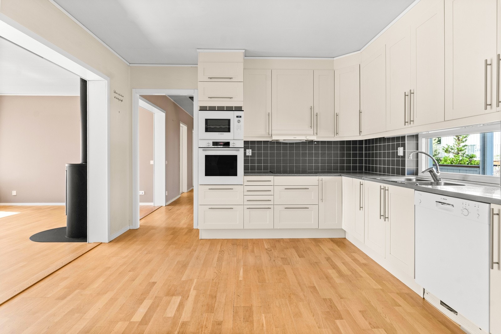 Stort og lyst kjøkken Galleribilde