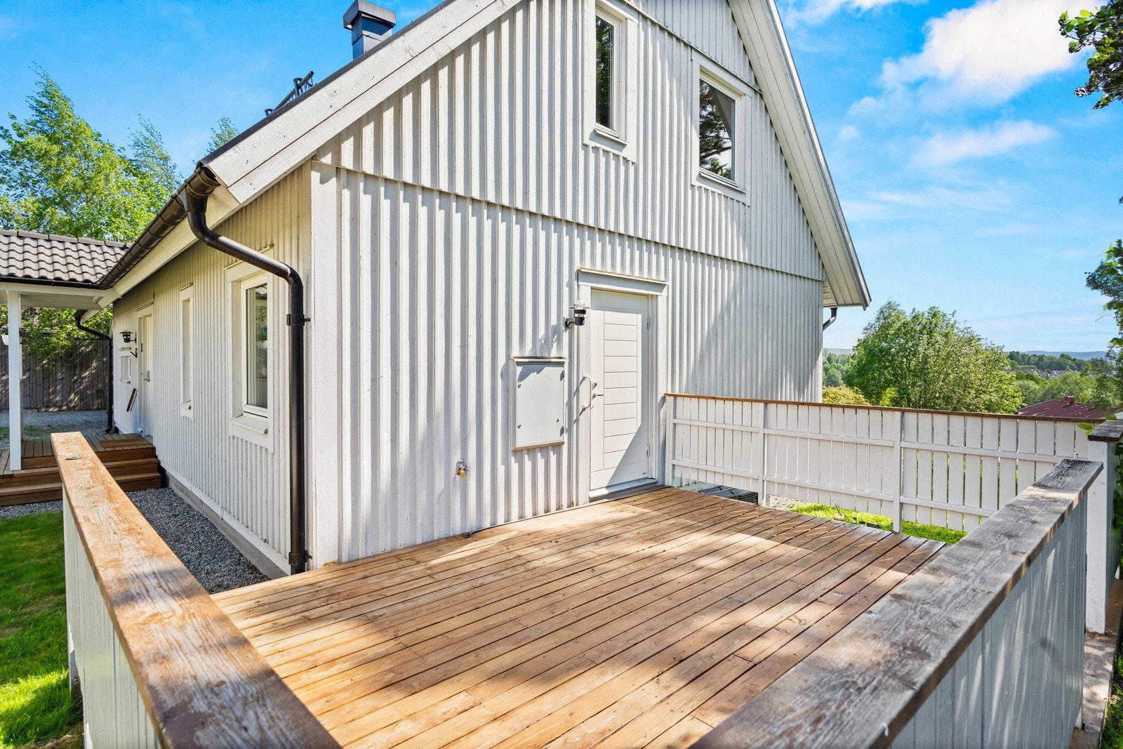 Det er flotte utearealer rundt huset Galleribilde