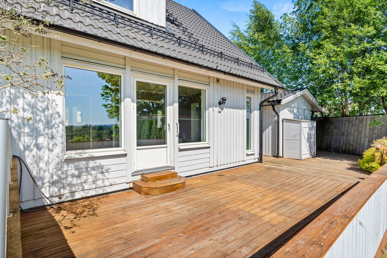 Utgang fra stuen til plattingen Galleribilde